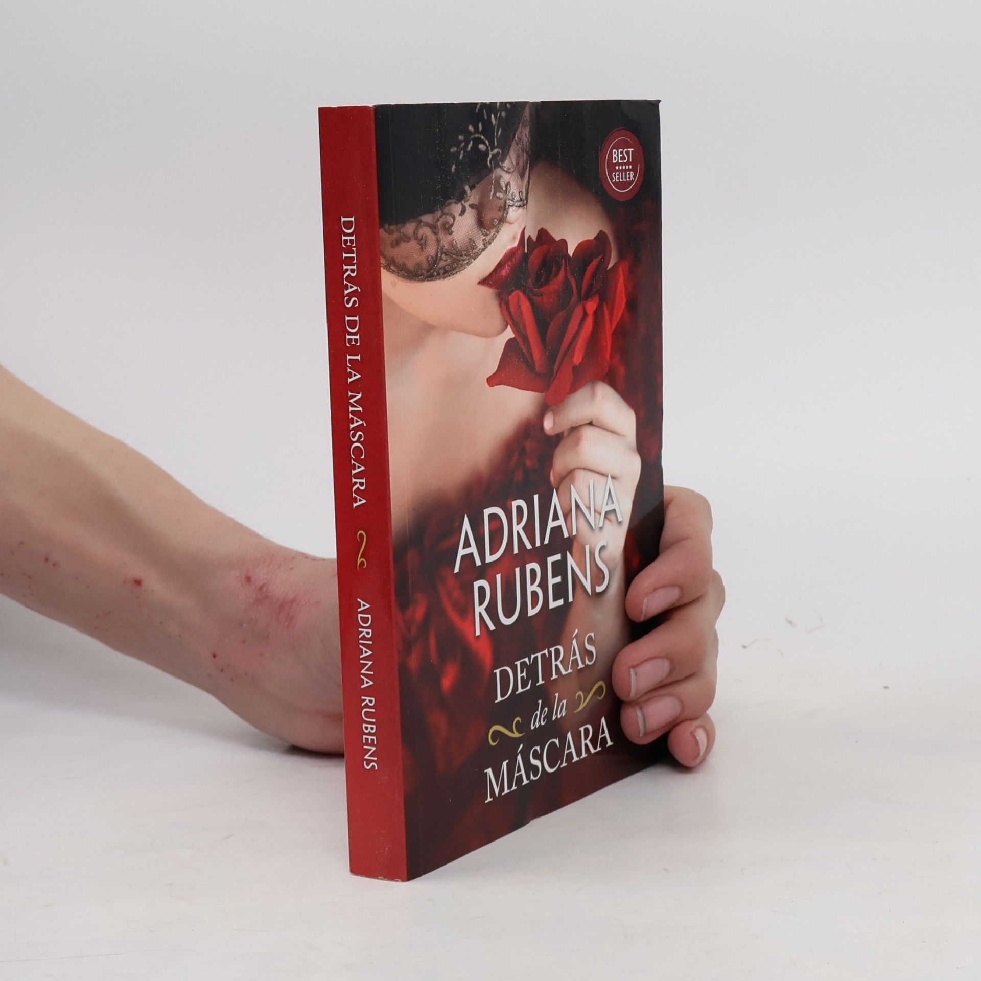Adriana Rubens Detrás de la máscara