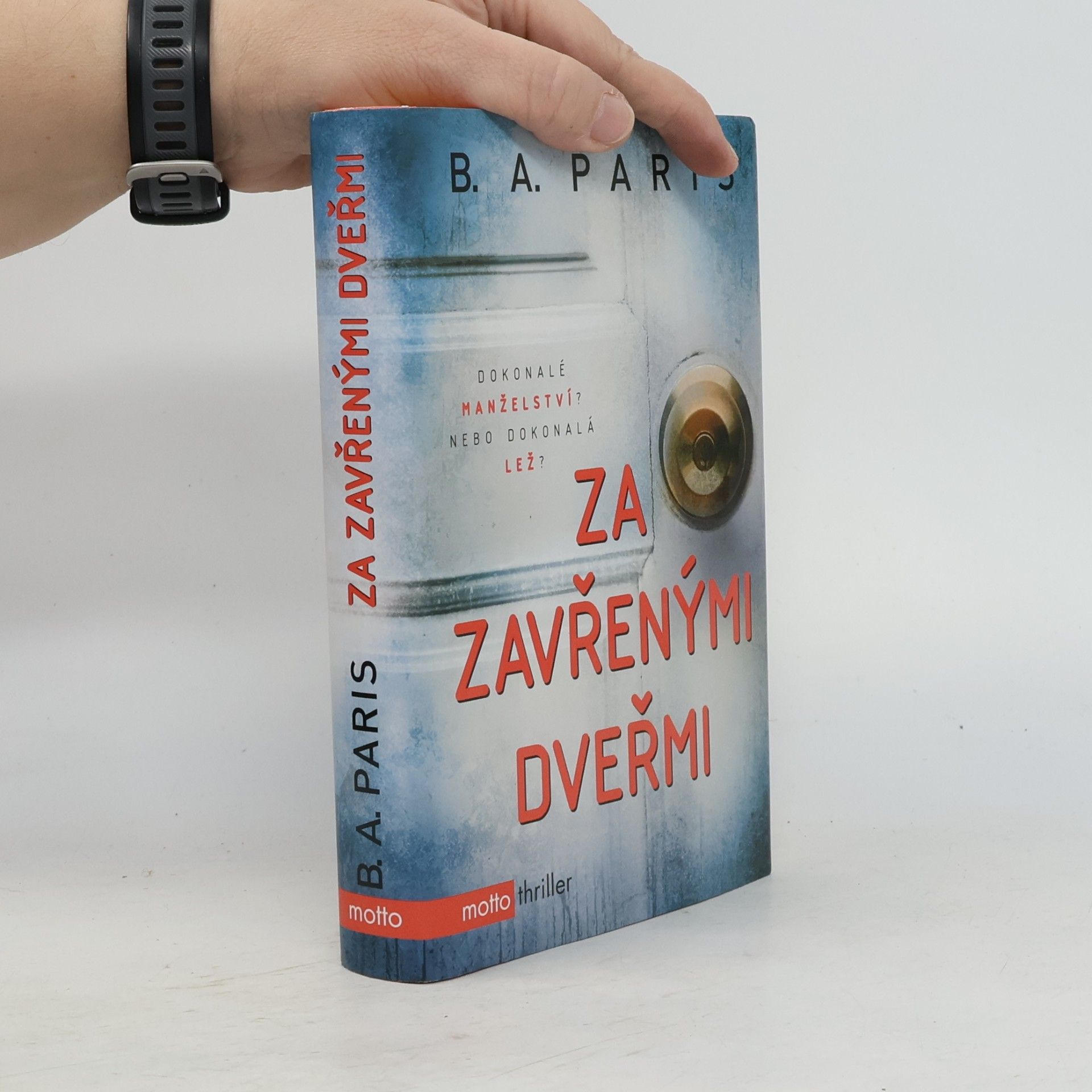Za zavřenými dveřmi