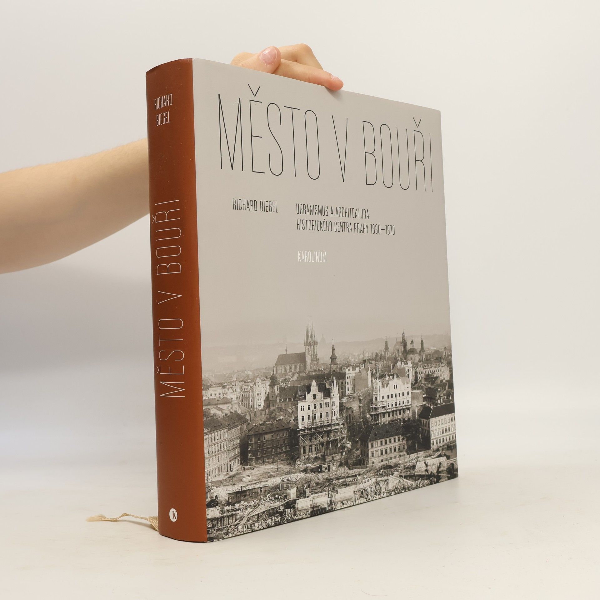 Město v bouři. Urbanismus a architektura historického centra Prahy 1830-1970