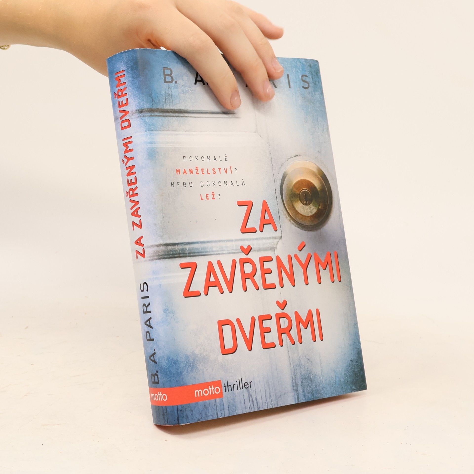 Karolina Medková Za zavřenými dveřmi