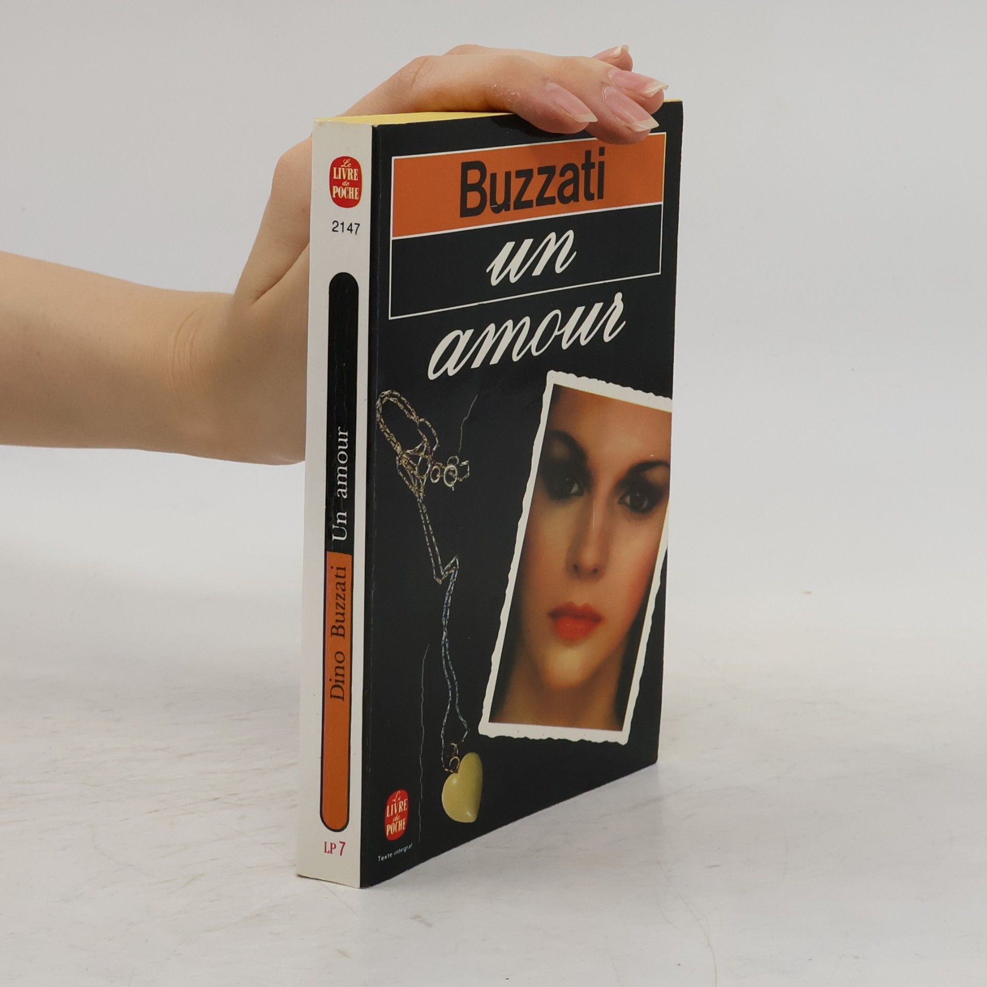 Dino Buzzati Livre de Poche: Un amour - Texte intégral