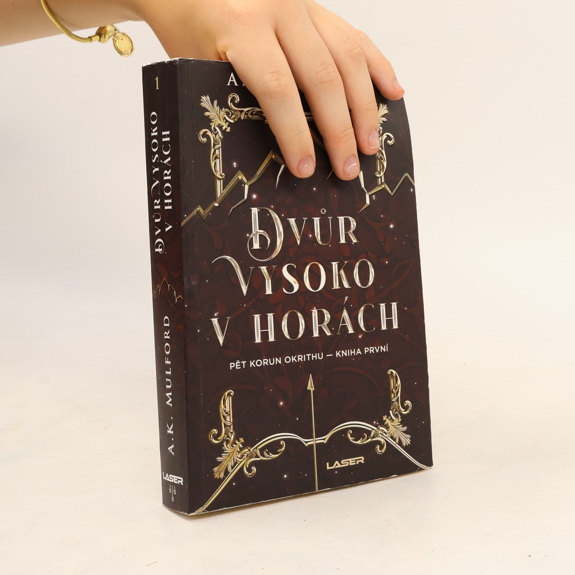 A. K. Mulford Dvůr vysoko v horách