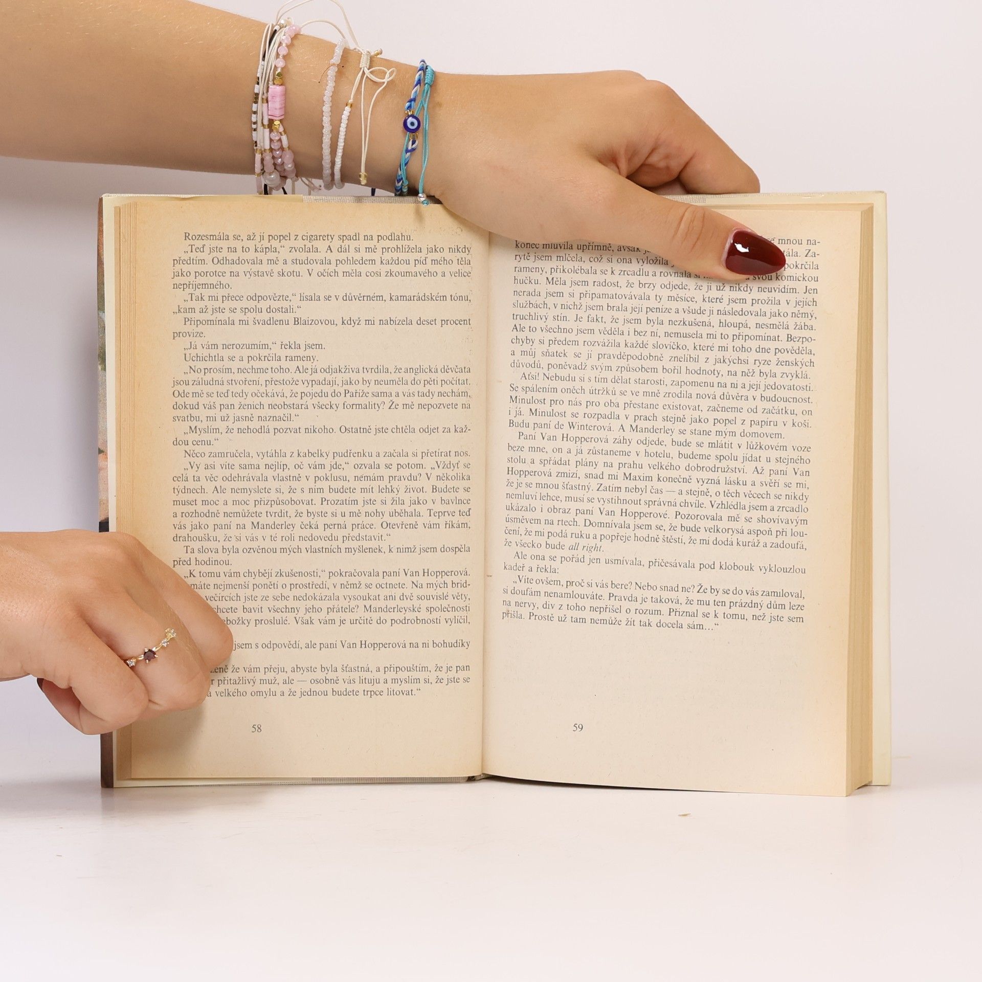 Daphne du Maurier Mrtvá a živá