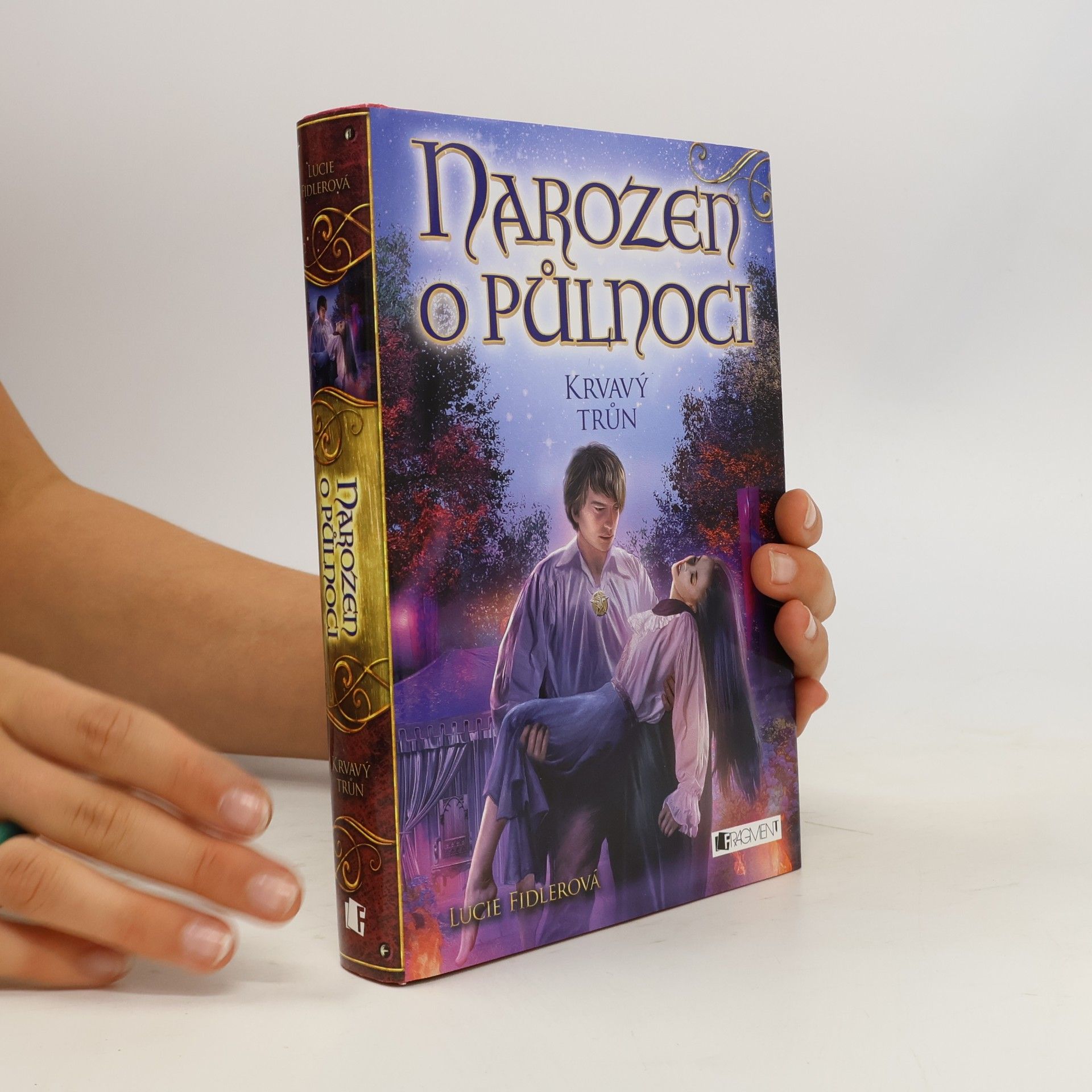 Lucie Fidlerová Narozen o půlnoci. Krvavý trůn