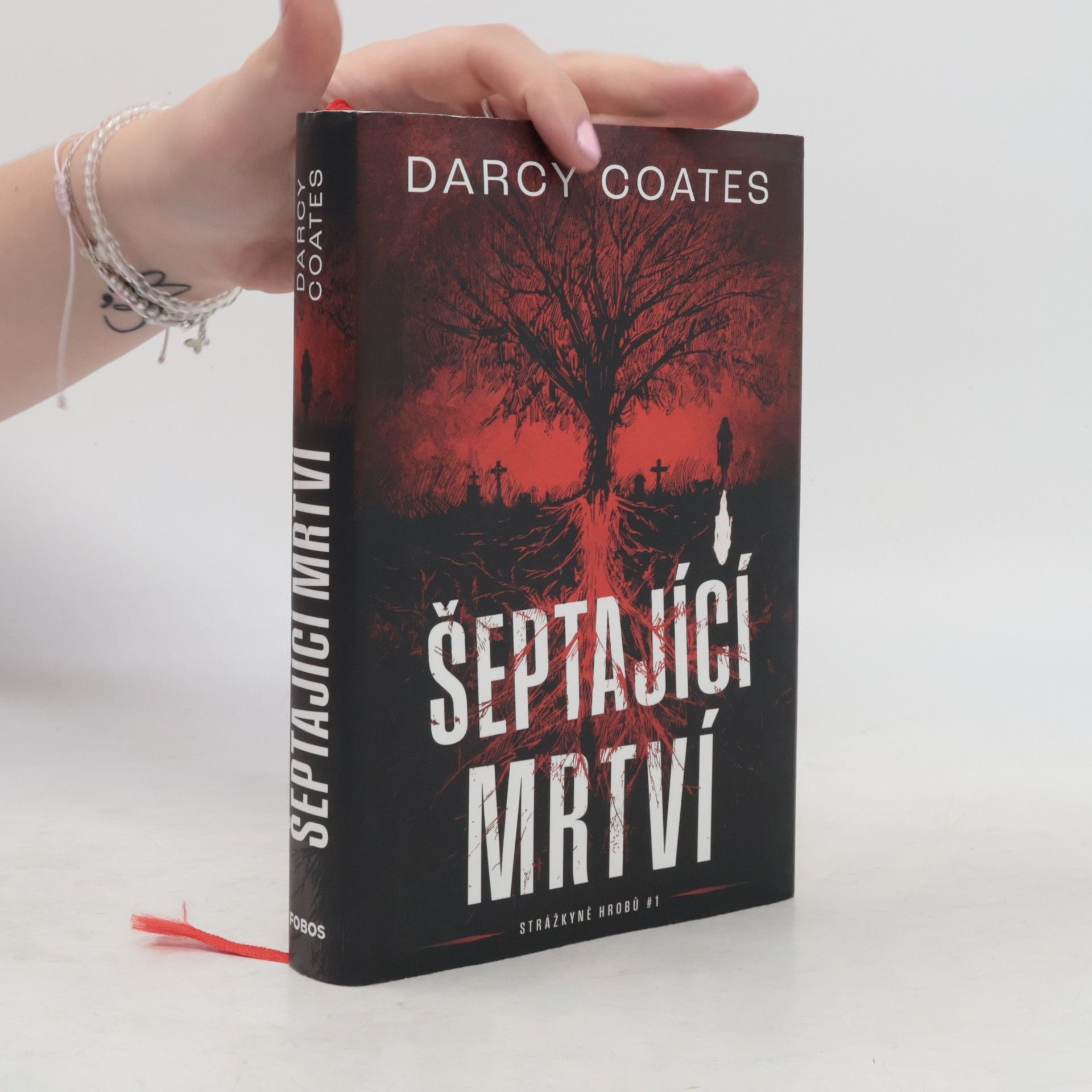 Darcy Coates Šeptající mrtví