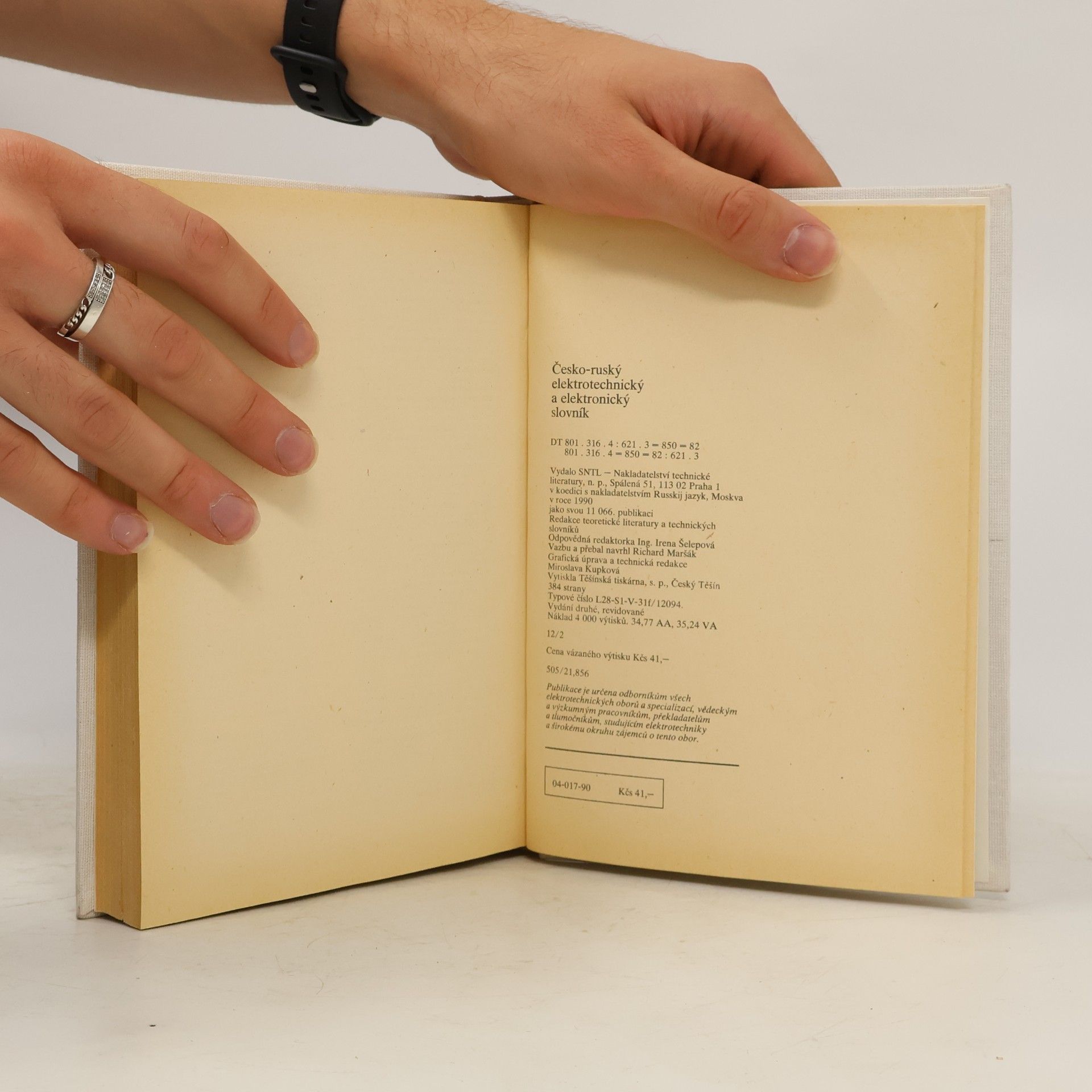 Various authors Rusko-český elektrotechnický a elektronický slovník