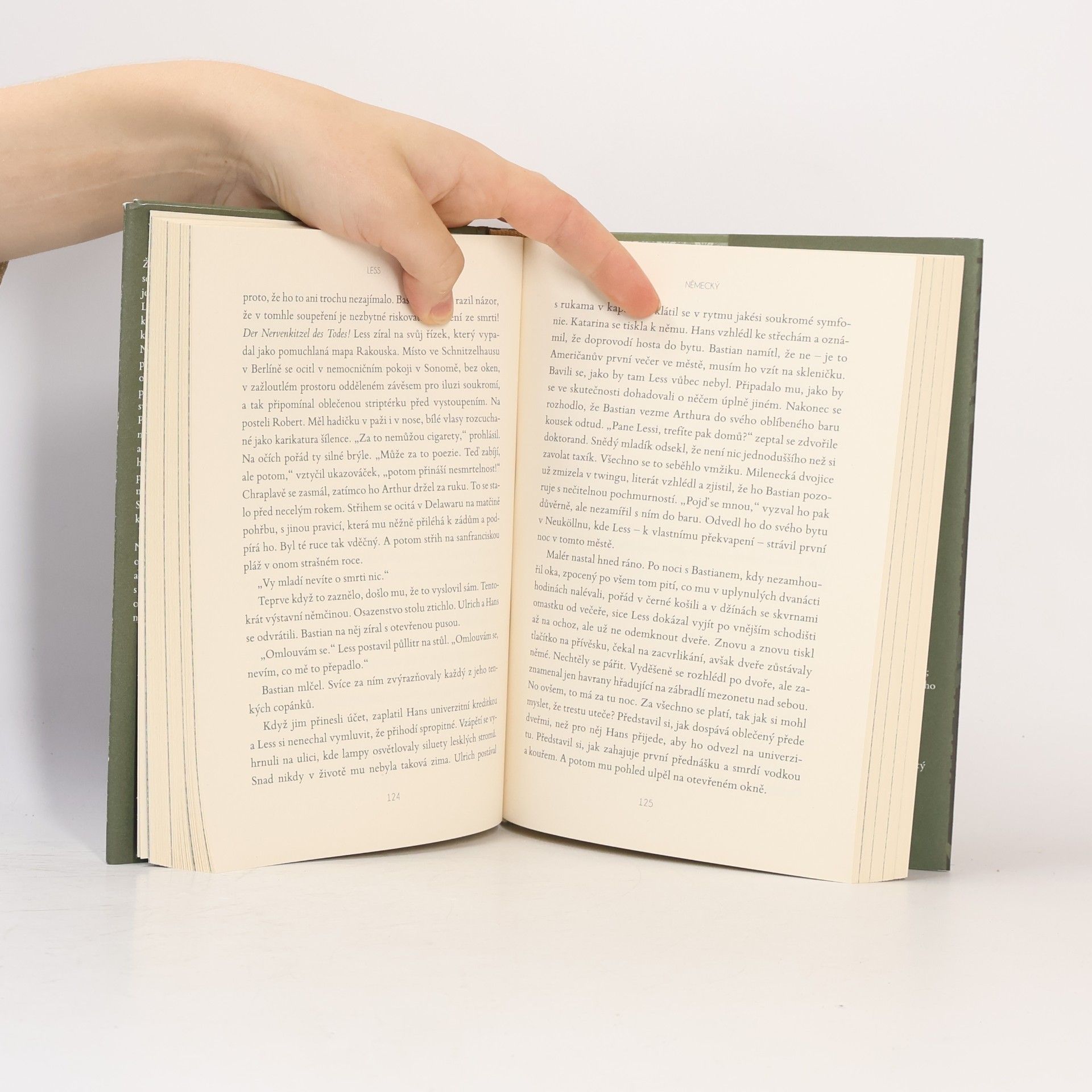Andrew Sean Greer Less, aneb, Hledání ztraceného mládí