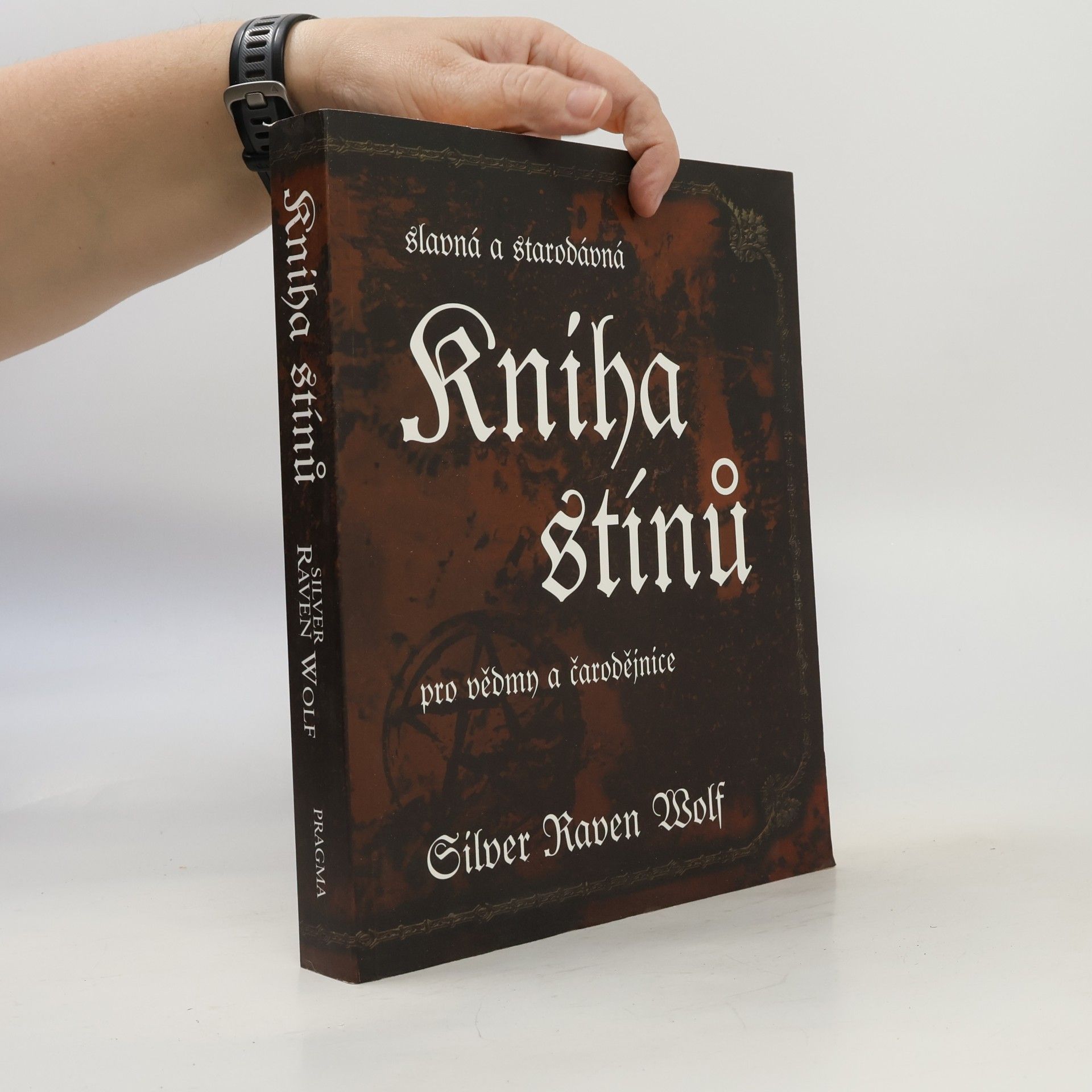 Silver RavenWolf Slavná a starodávná kniha stínů pro vědmy a čarodějnice