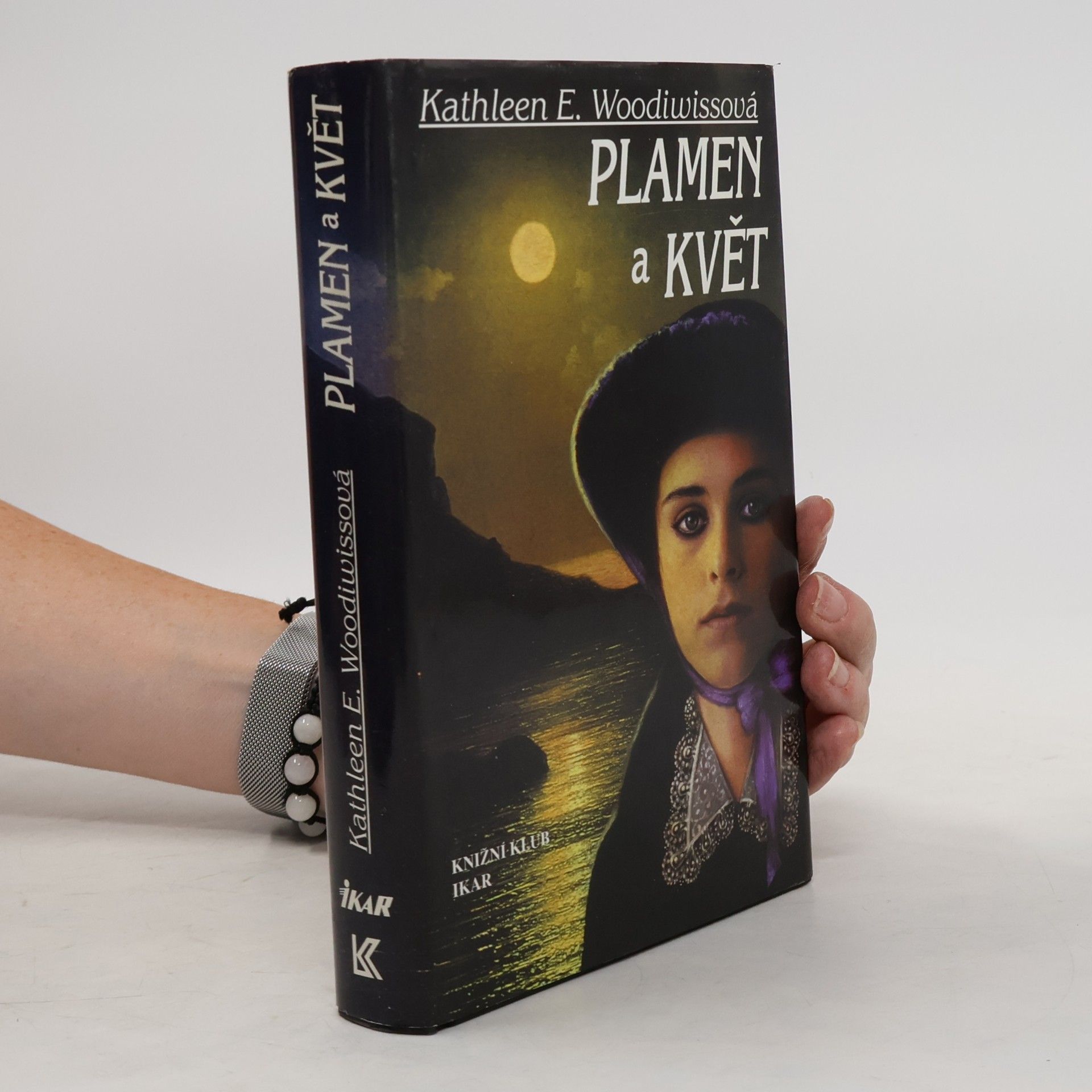 Kathleen E. Woodiwiss Plamen a květ