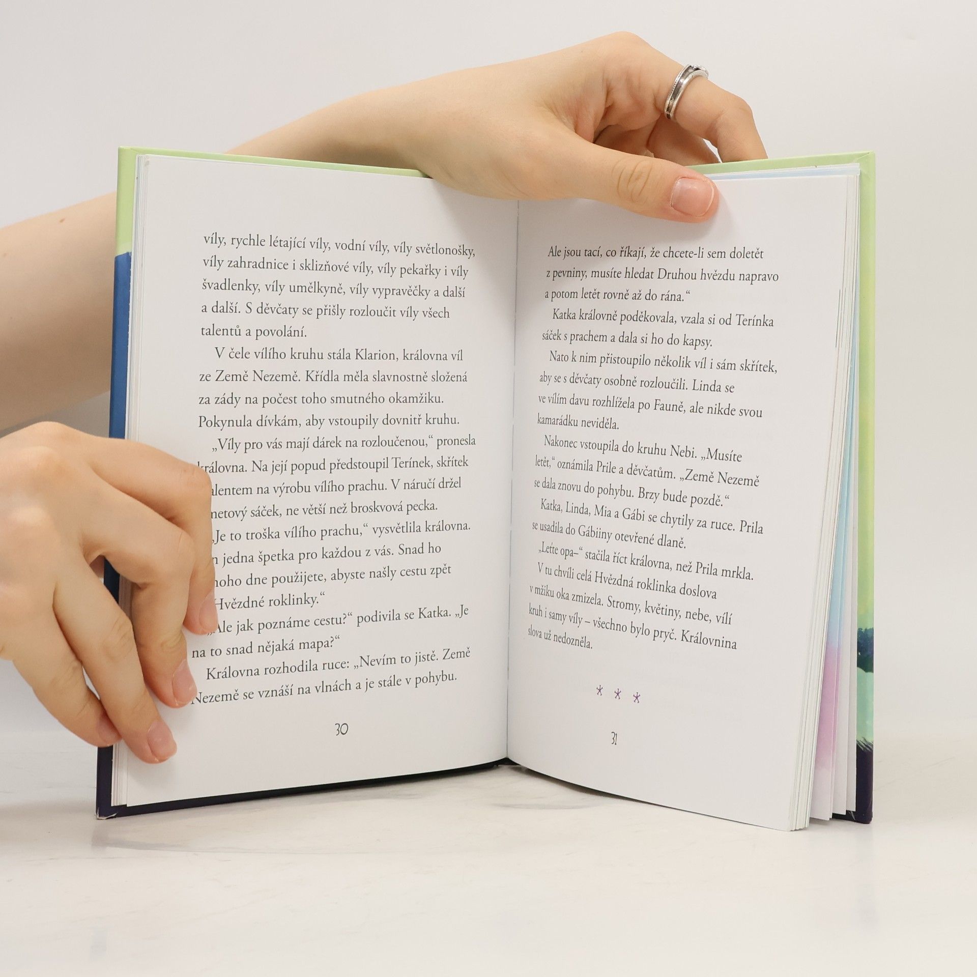 Kiki Thorpe Víly nevíly : bestsellerové příběhy ze Země Nezemě. Mezi světy