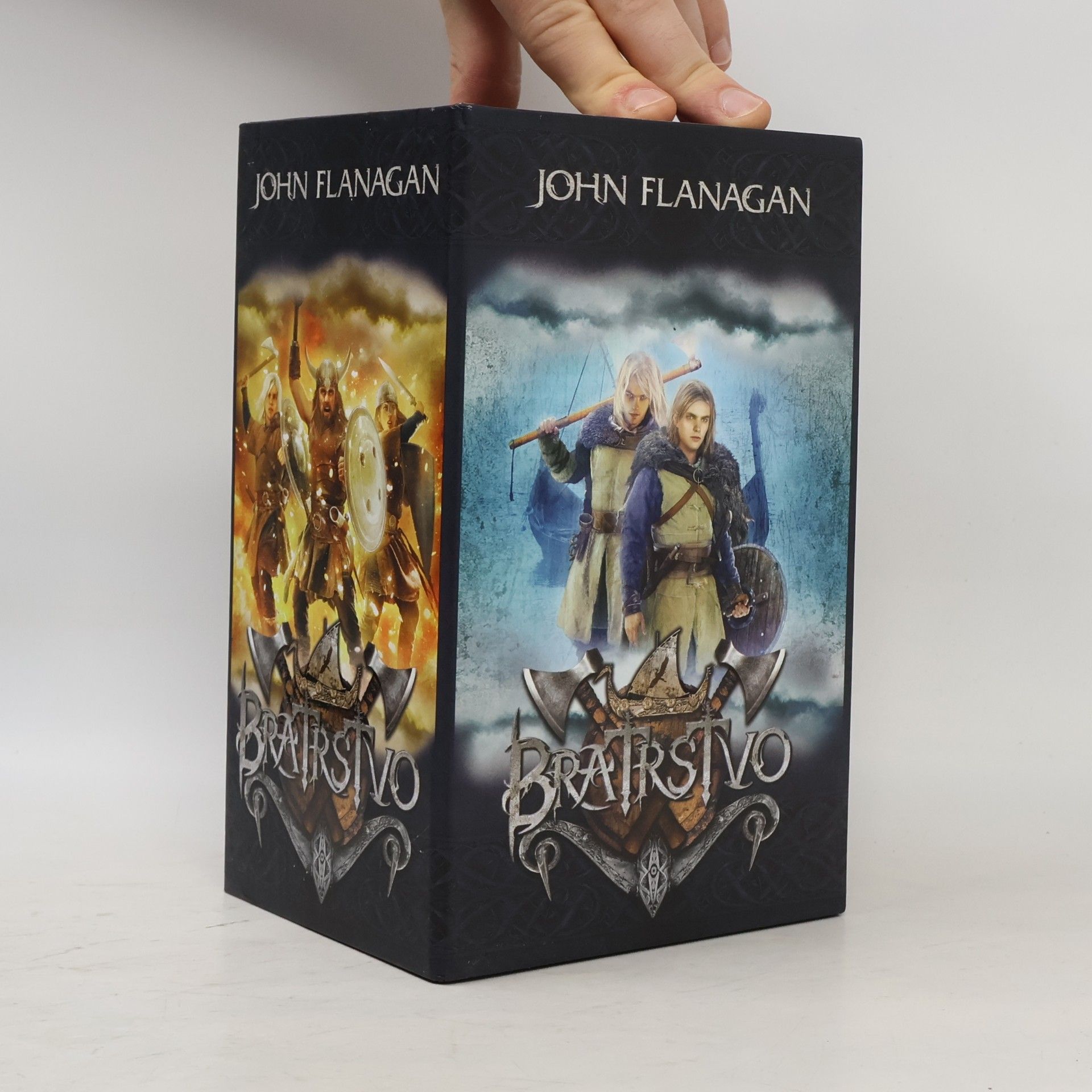 John Flanagan Bratrstvo: Vyděděnci. Nájezdníci. Lovci. (3 svazky, komplet v boxu)