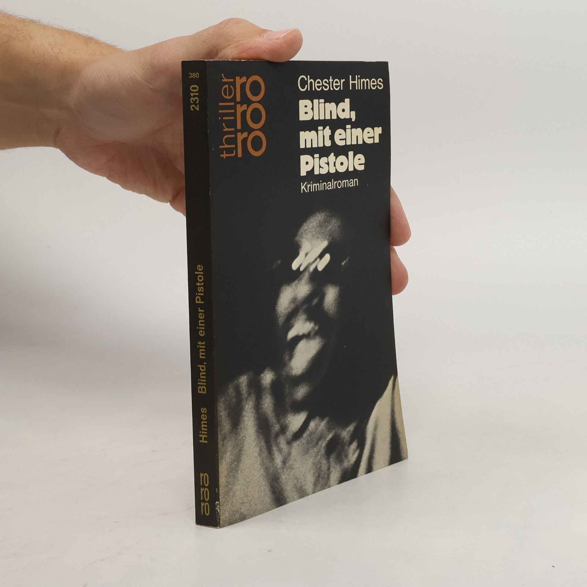 Chester B. Himes Blind, mit einer Pistole
