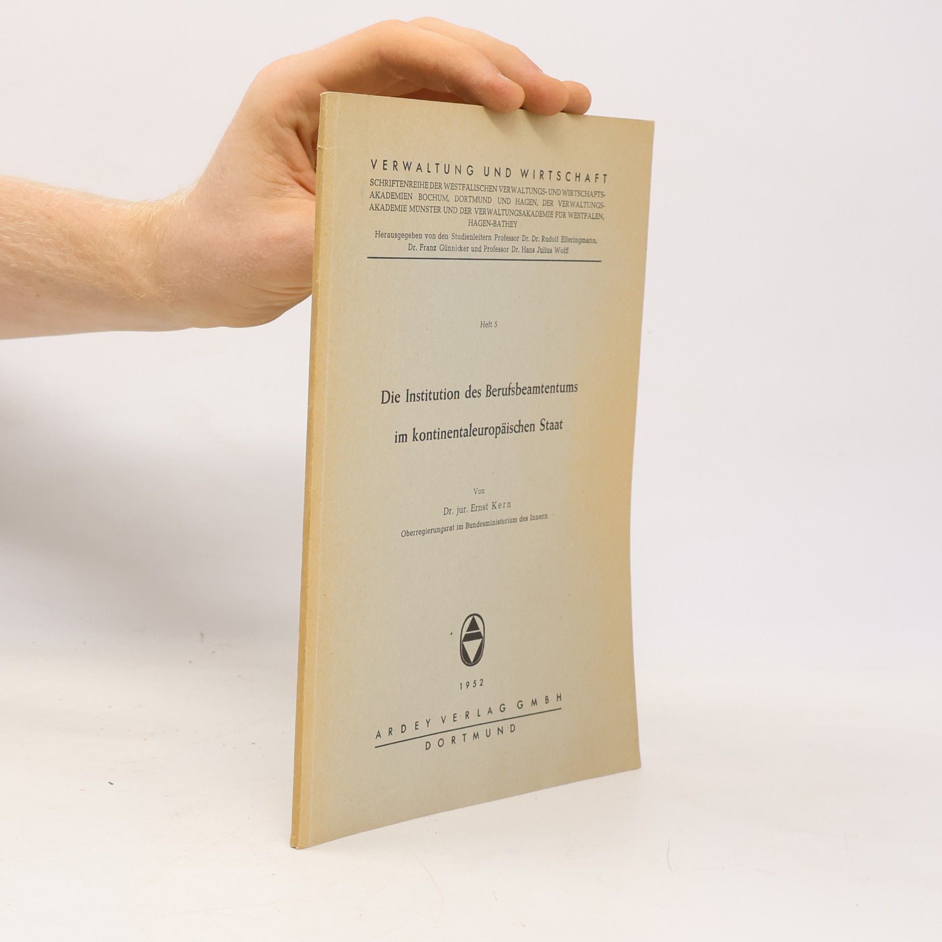 Ernst Kern Die Institution des Berufsbeamtentums im kontinentaleuropäischen Staat
