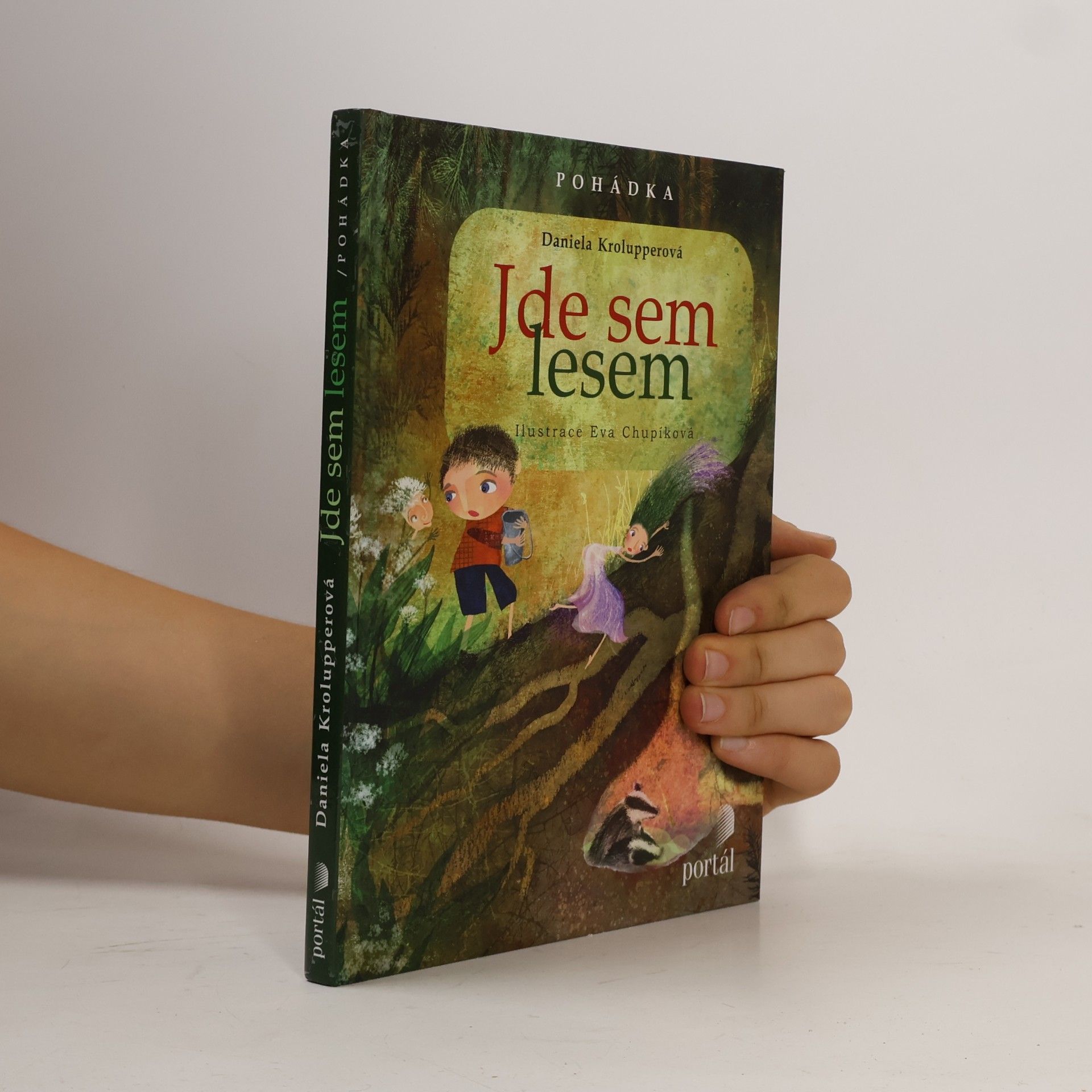 Jde sem lesem
