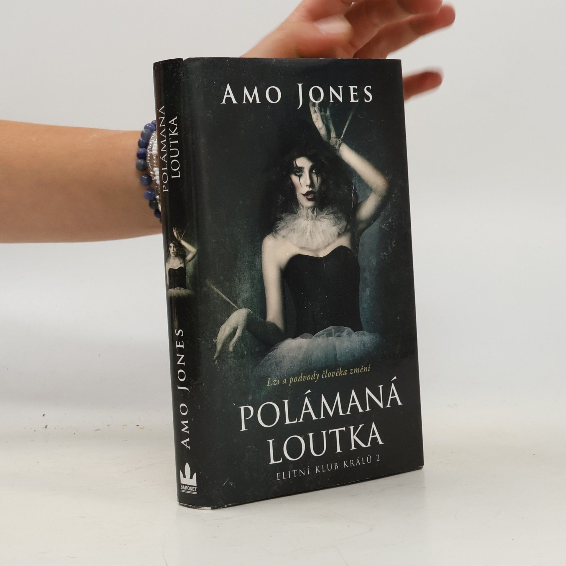 Amo Jones Polámaná loutka