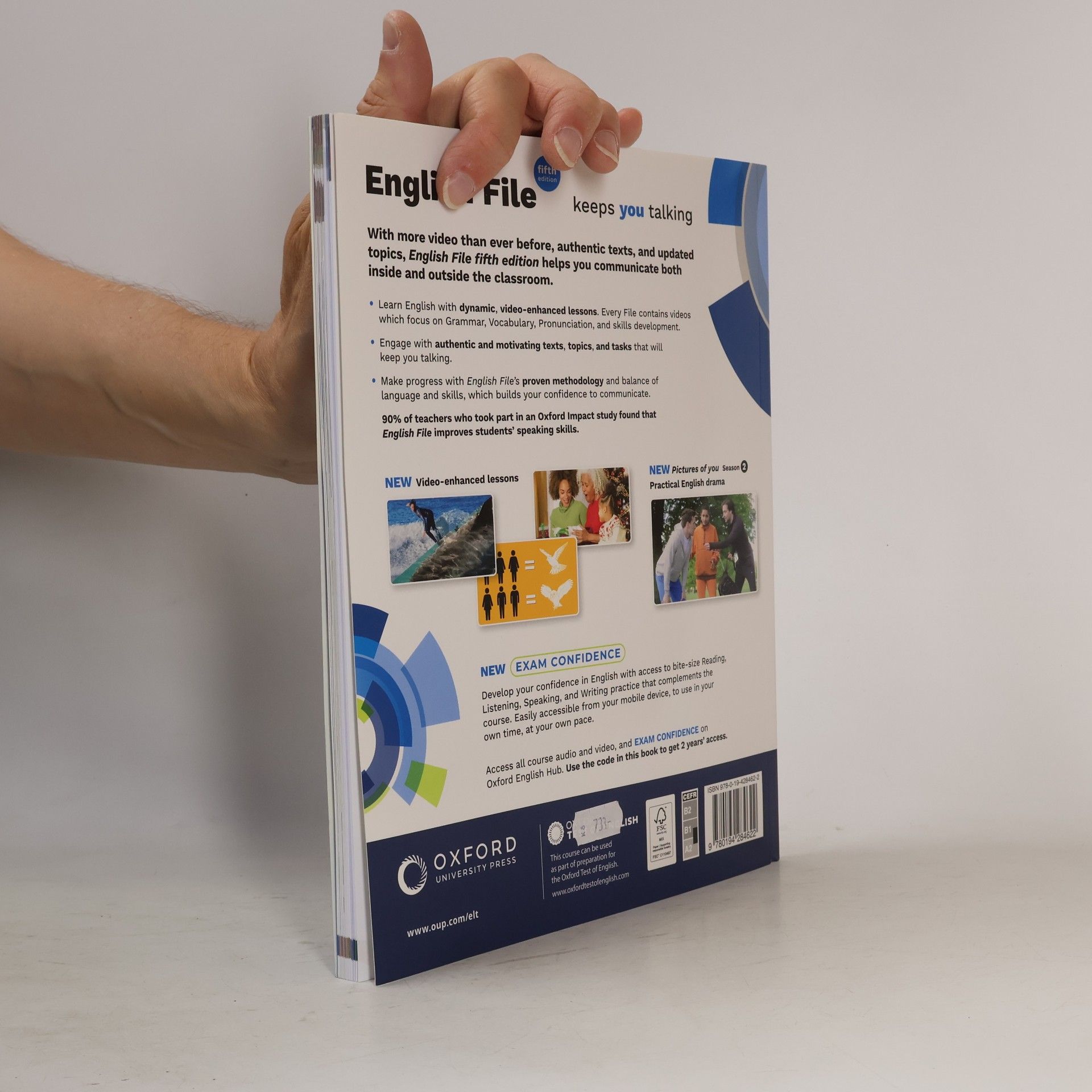 Christina Latham-Koenig English File: Pre-Intermediate Student Book + Exam Confidence: Print Student Book and 2 Years' Access to Student Resources, and Exam Confidence, Available on Oxford English Hub - Fifth Edition