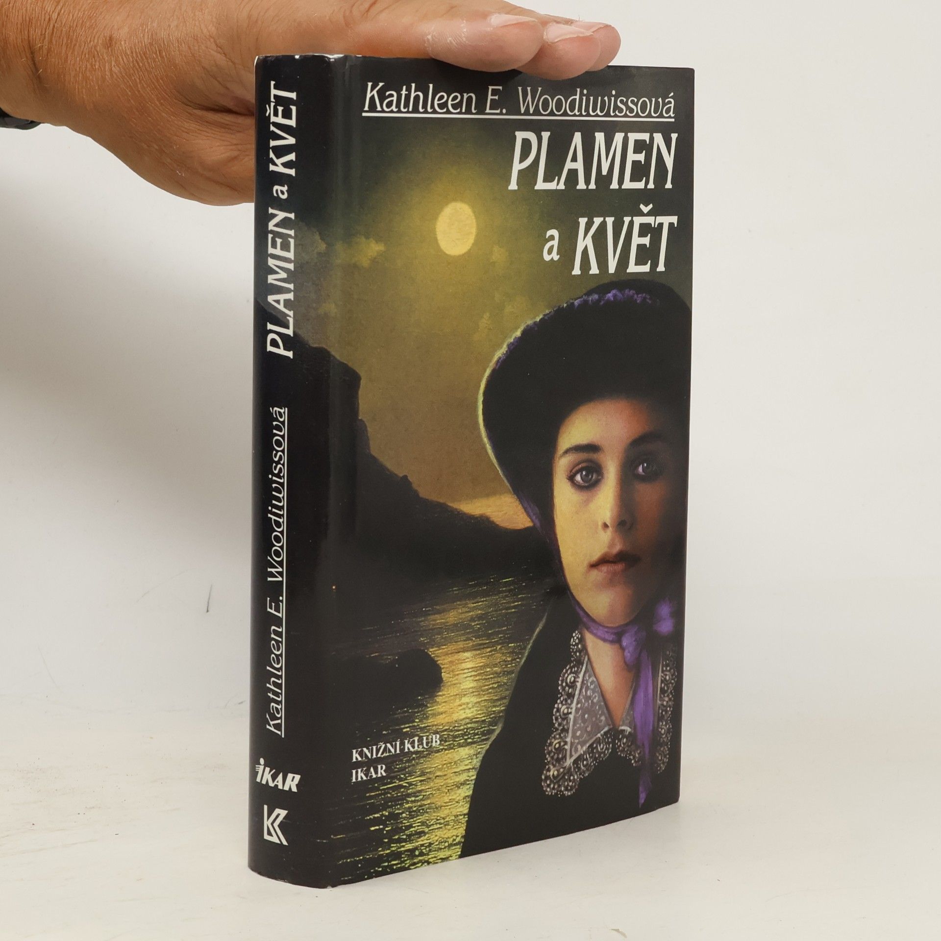 Kathleen E. Woodiwiss Plamen a květ