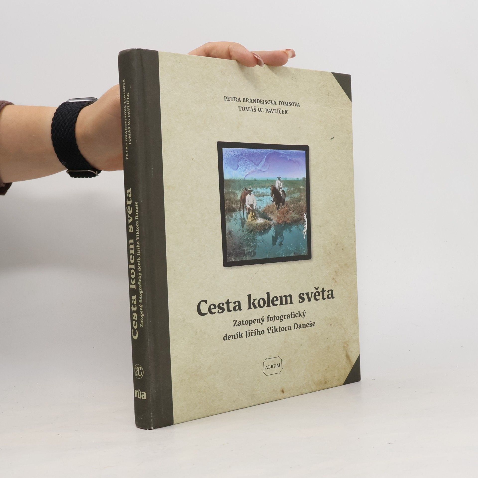 Petra Brandejsová Tomsová Cesta kolem světa: Zatopený fotografický deník Jiřího Viktora Daneše