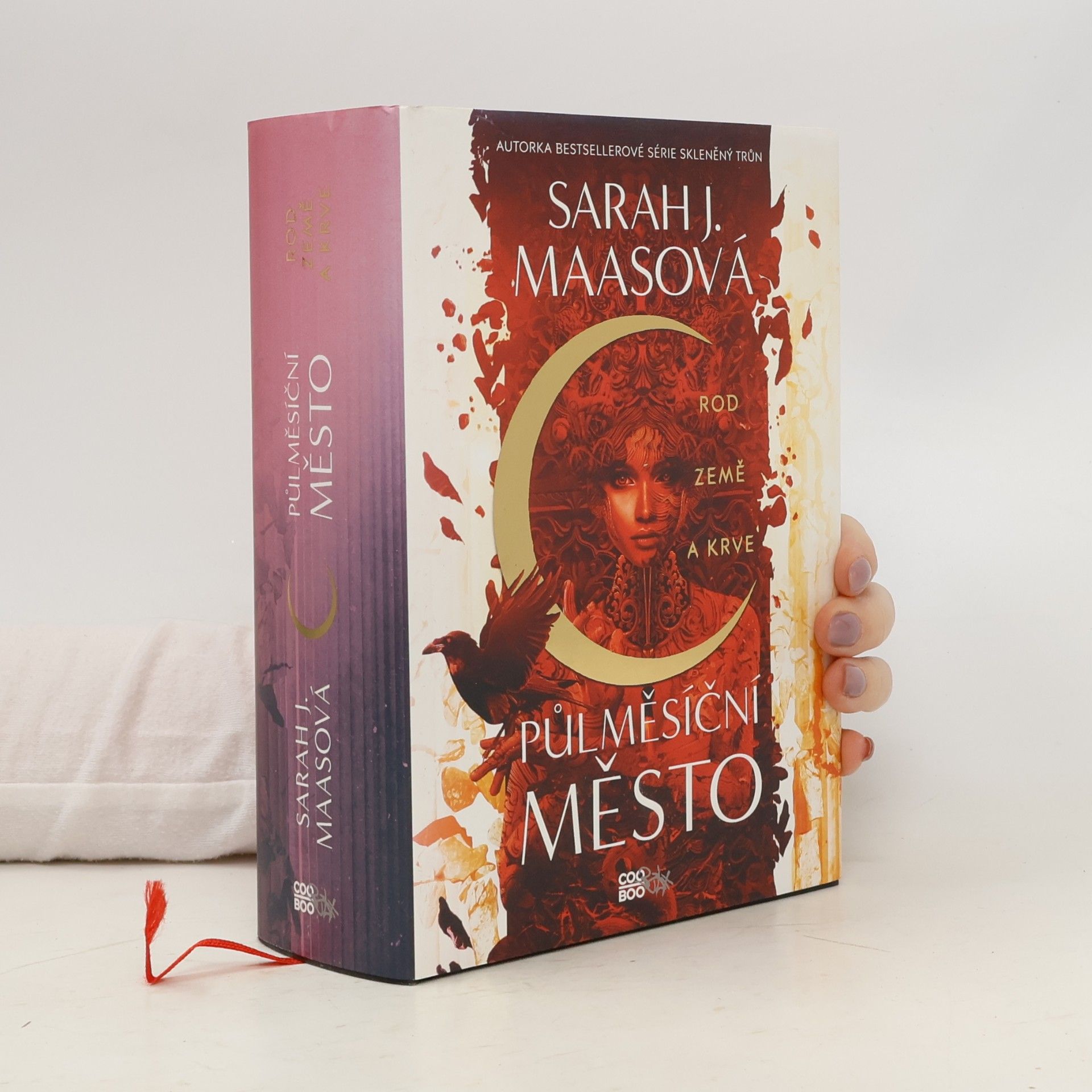 Sarah J. Maas Půlměsíční město. Rod země a krve