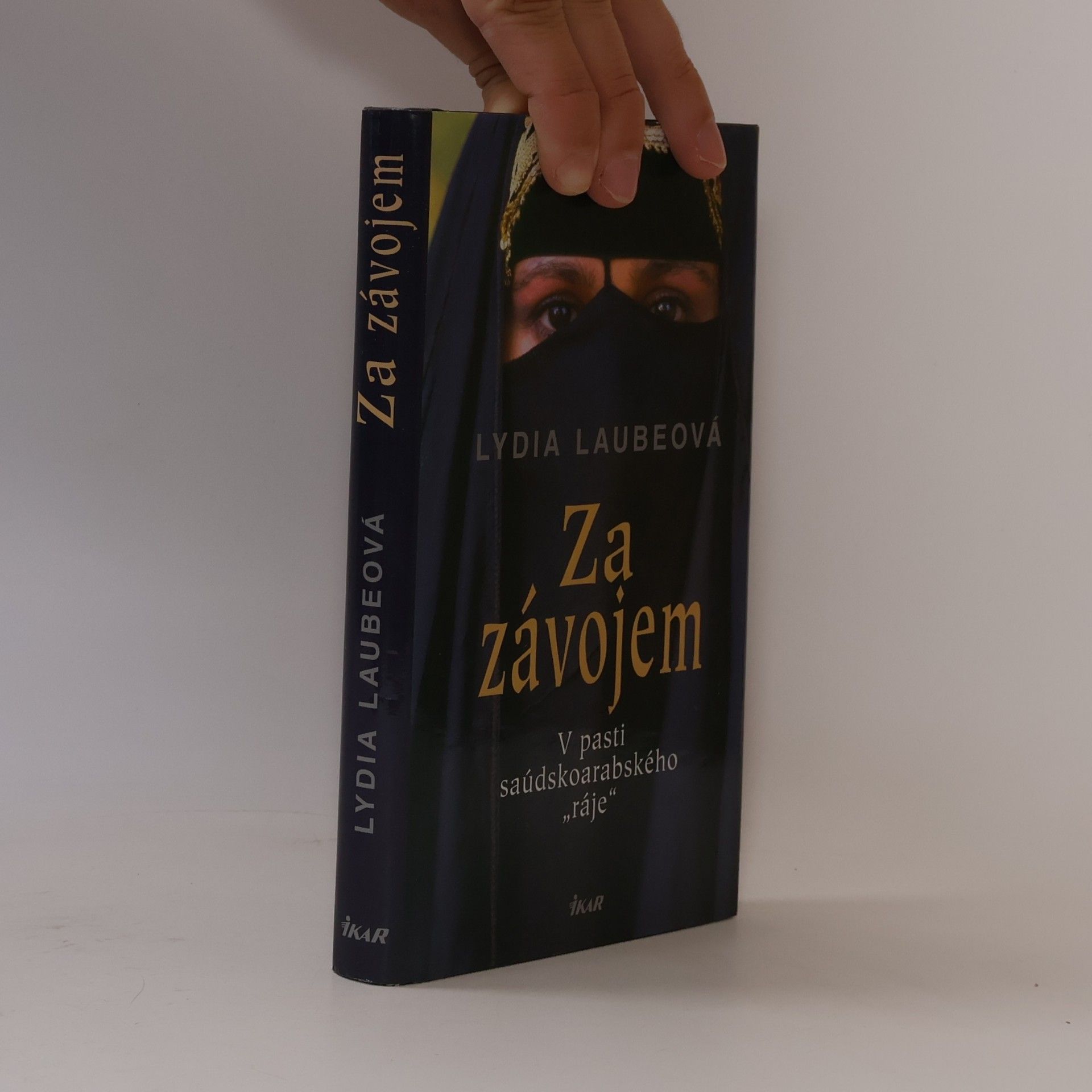 Lydia Laube Za závojem. V pasti saúdskoarabského "ráje"