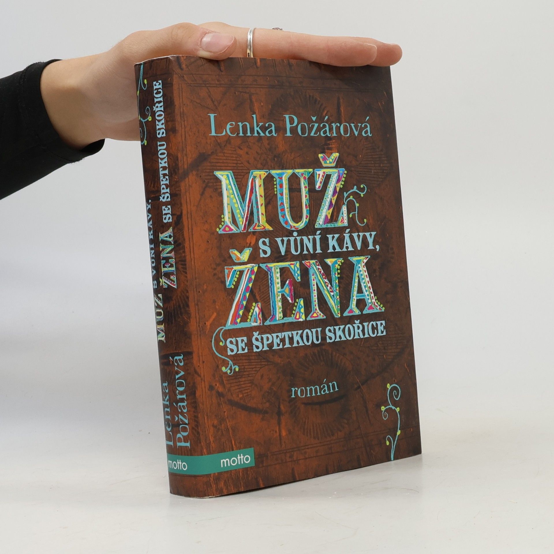 Lenka Požárová Muž s vůní kávy, žena se špetkou skořice