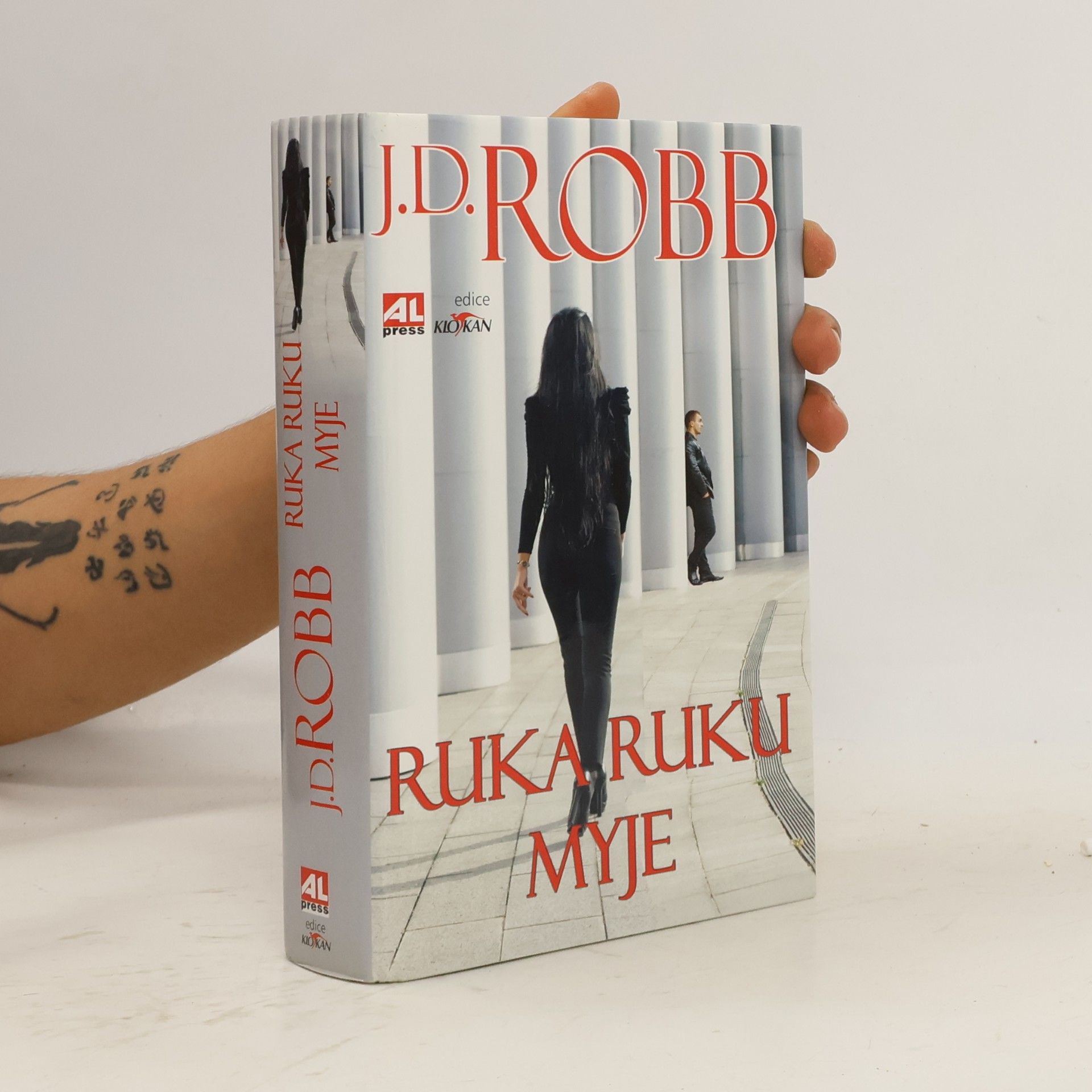Nora Roberts Ruka ruku myje