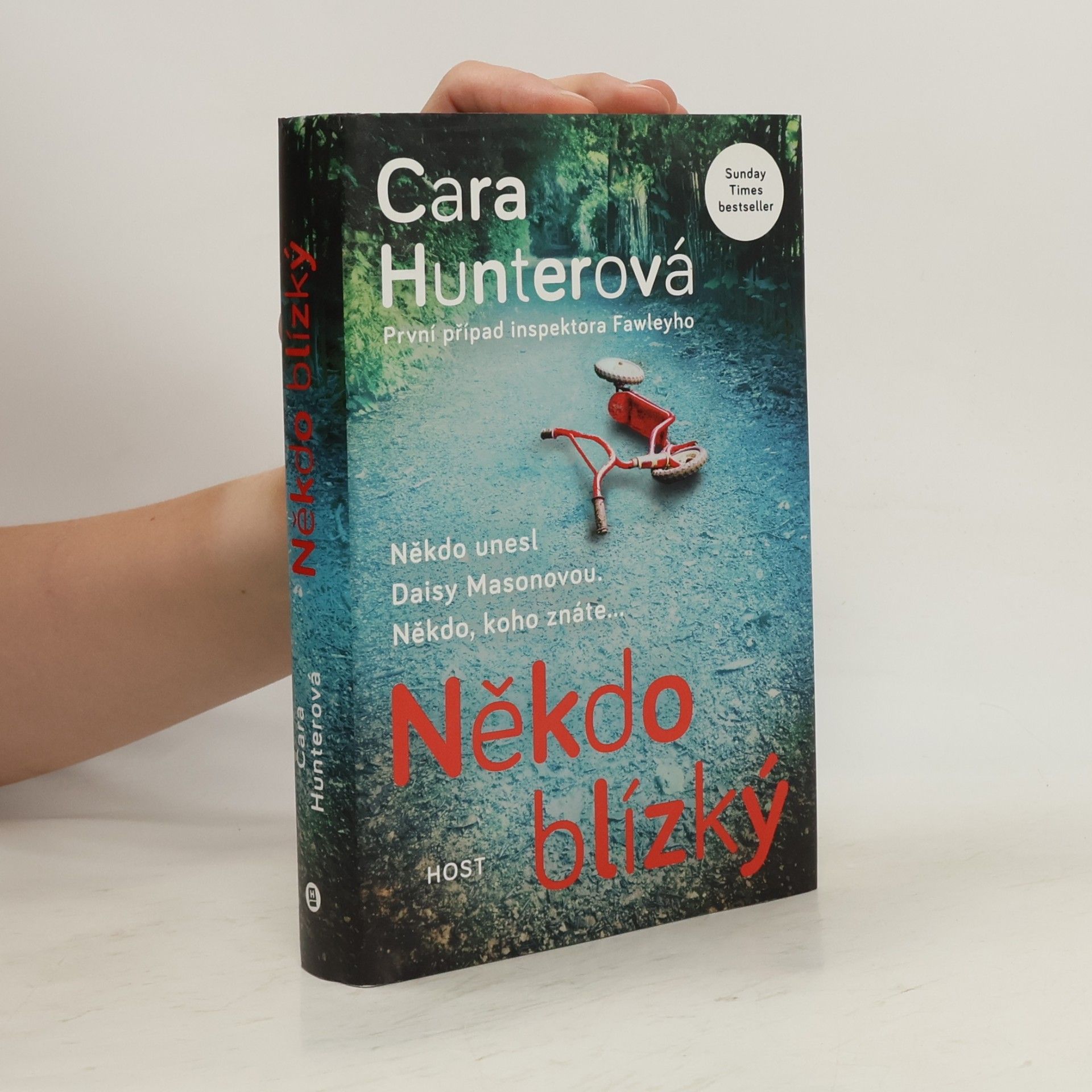 Cara Hunter Někdo blízký. První případ inspektora Fawleyho