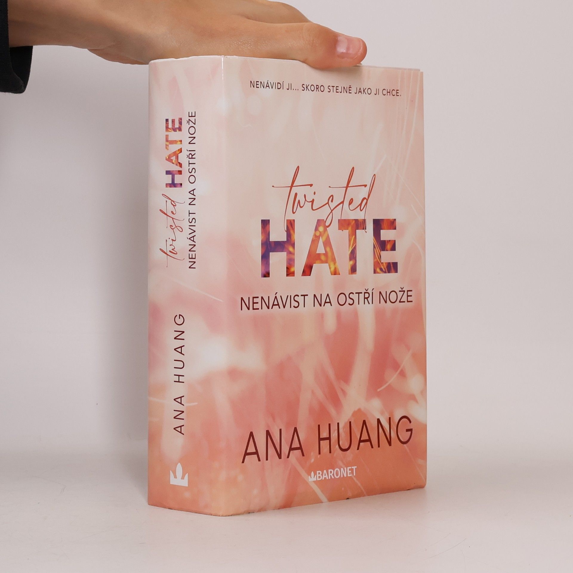 Ana Huang Twisted Hate: Nenávist na ostří nože