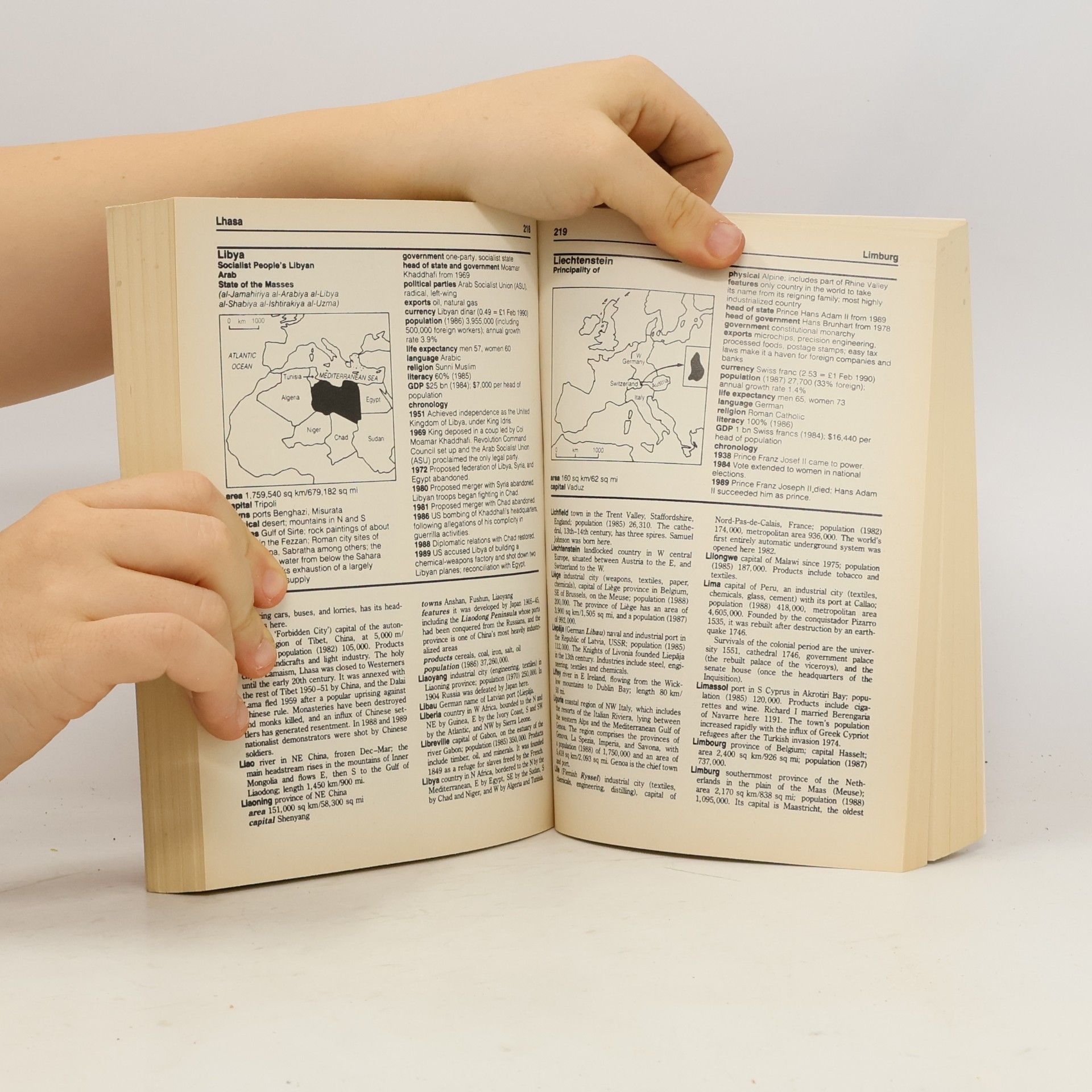 kolektiv The Hutchinson Paperback Guide to the World