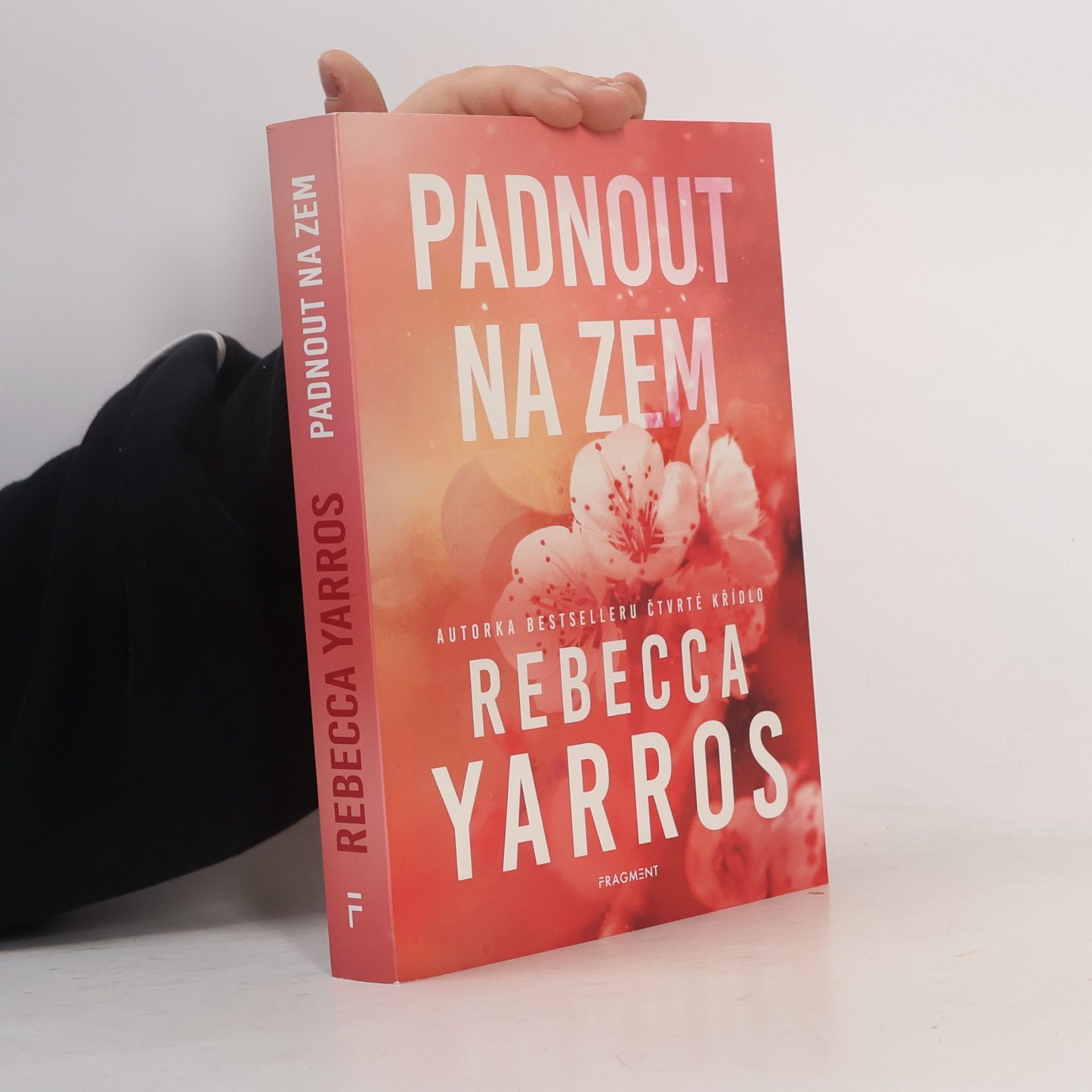 Rebecca Yarros Padnout na zem
