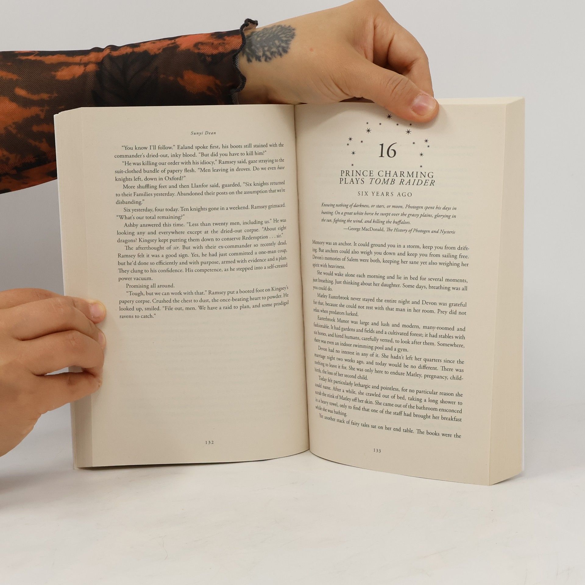 Sunyi Dean The Book Eaters