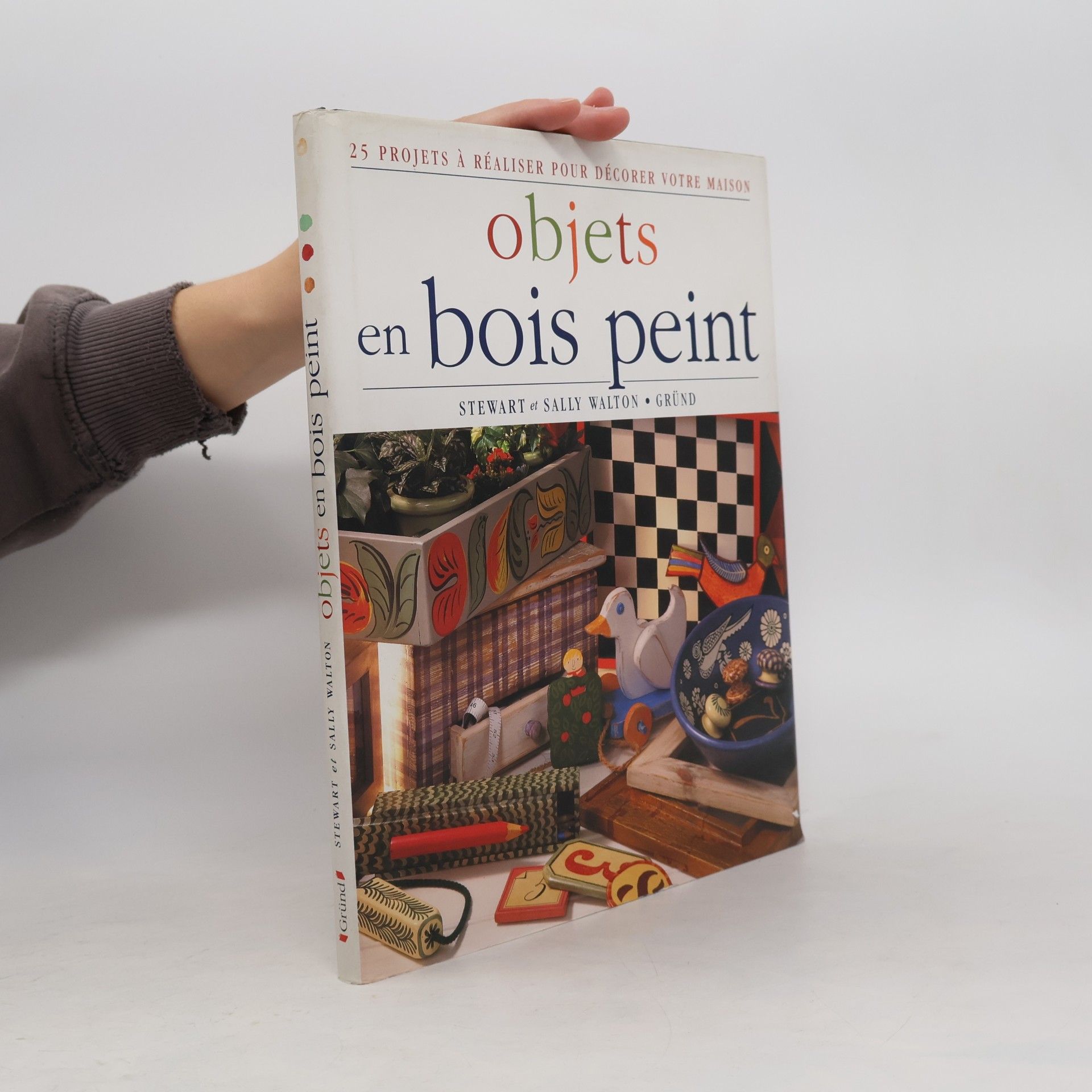 Objets en bois peint