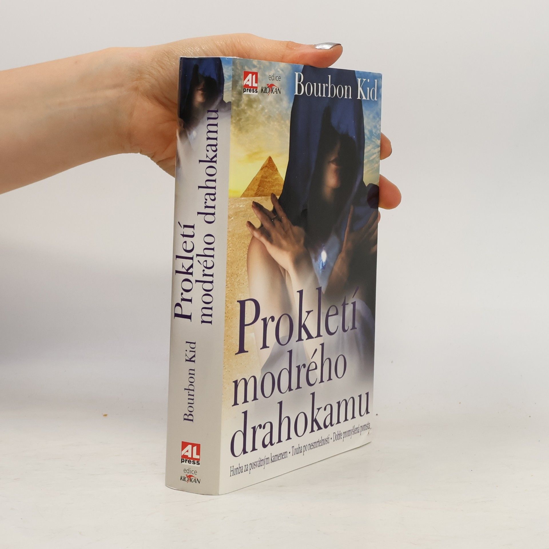 Prokletí modrého drahokamu. Honba za posvátným kamenem. Touha po nesmrtelnosti. Dobře promyšlená pomsta