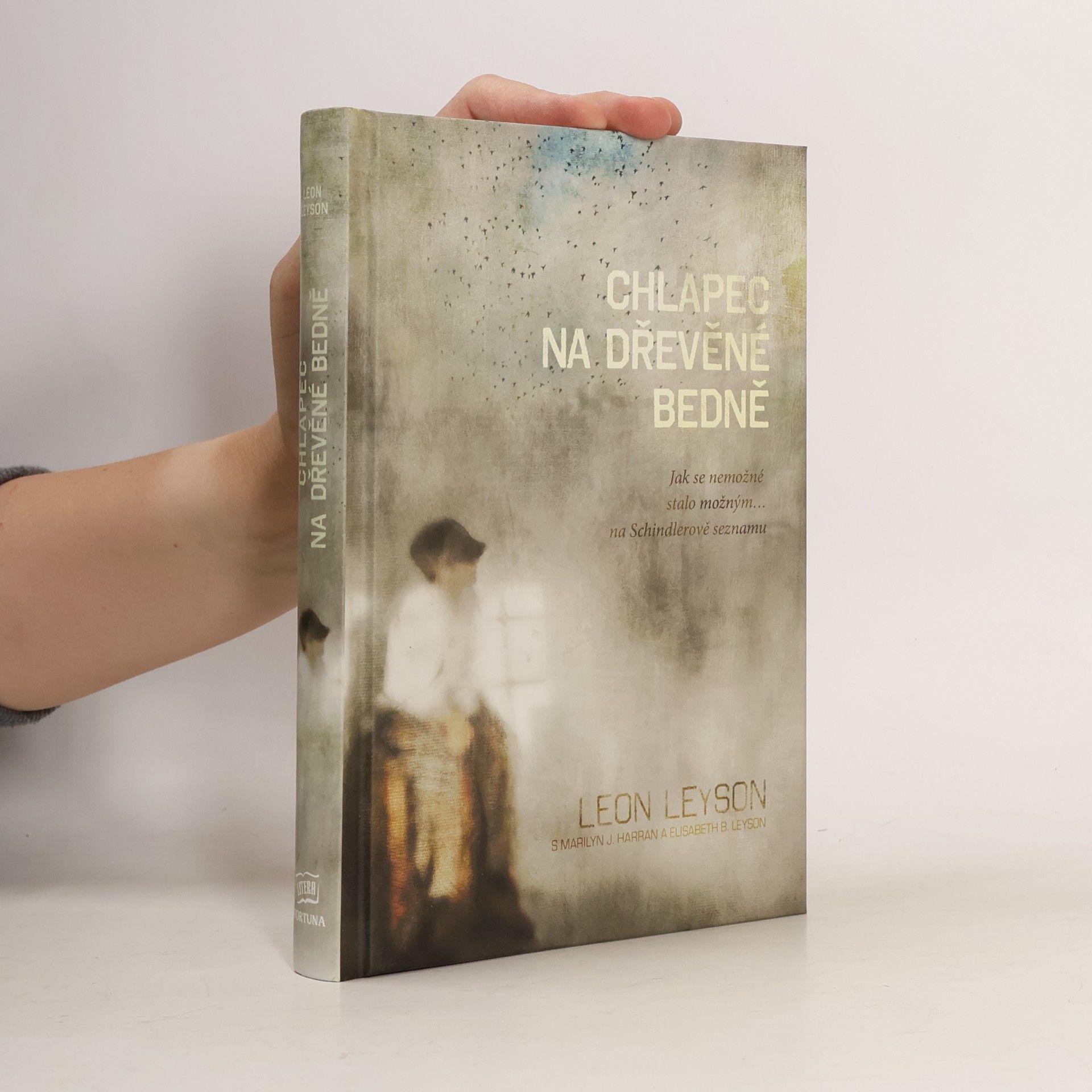 Leon Leyson Chlapec na dřevěné bedně