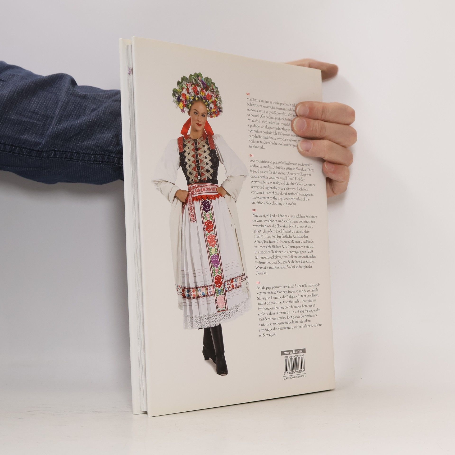 Zuzana Beňušková Kroje Slovenska/ Folk costumes of Slovakia/ Slowakische Trachten/ Costumes populaires de la Slovaquie