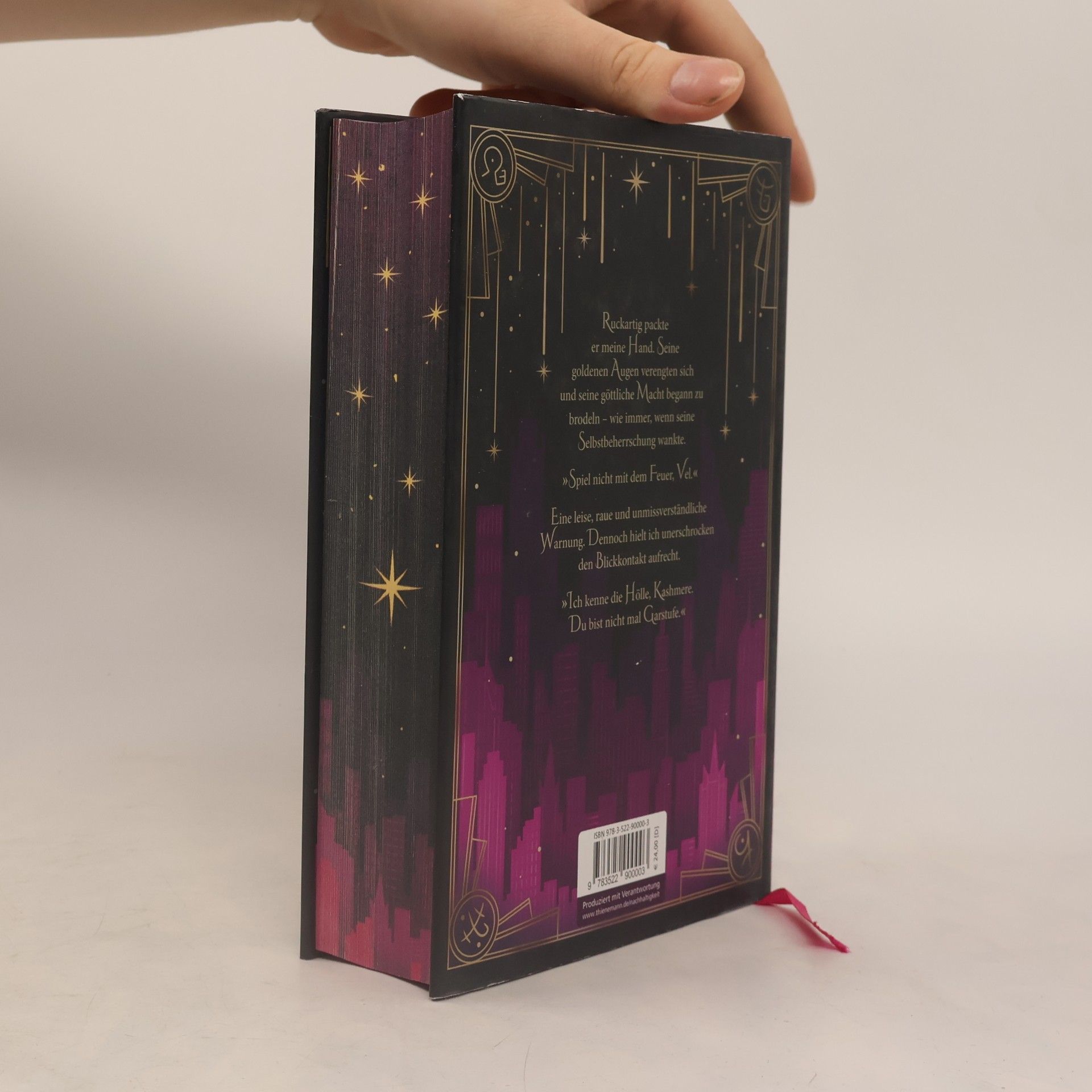 Julia Dippel Velvet-Dilogie - 1: Velvet Falls, But The Gods Forgot To Die