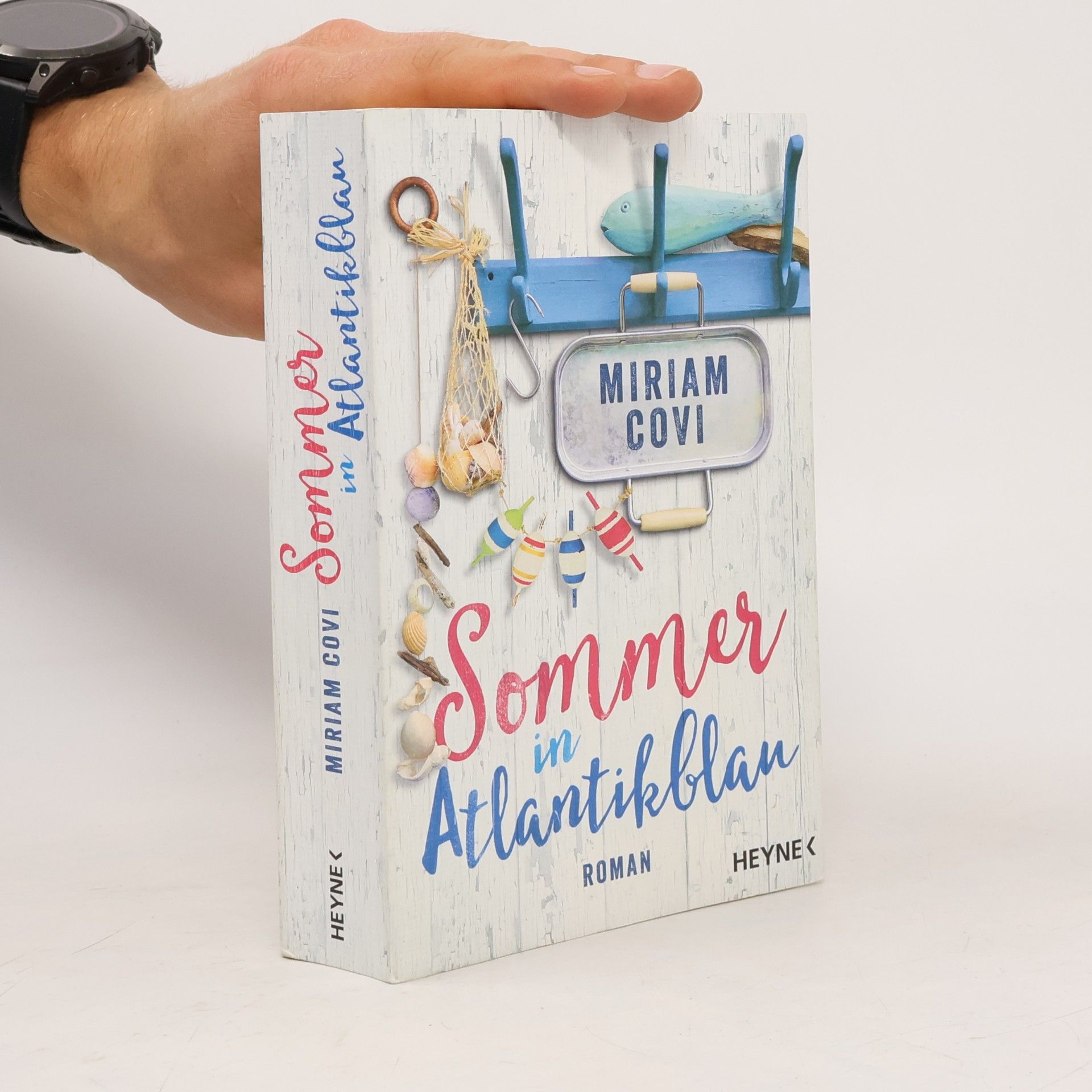 Miriam Covi Sommer in Atlantikblau