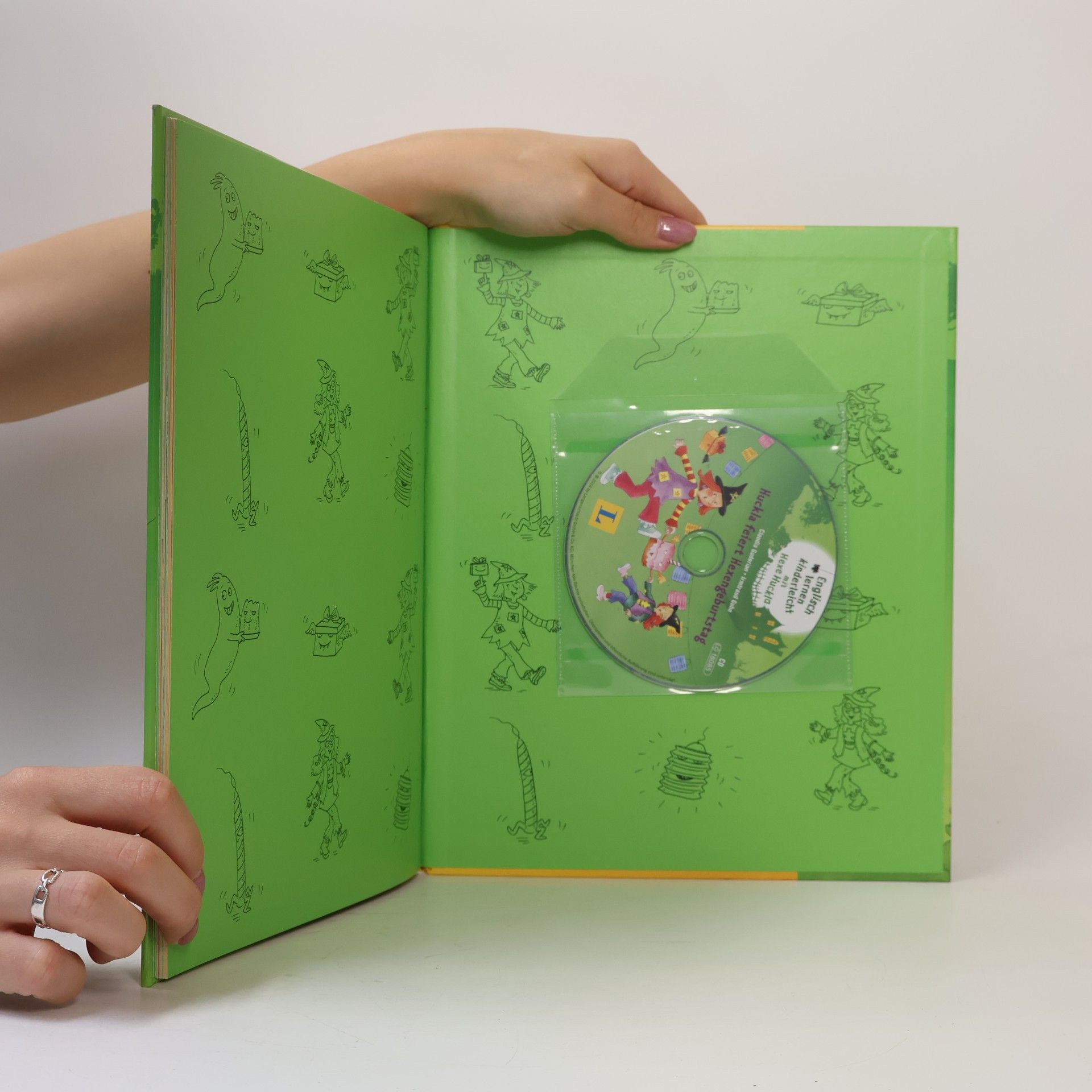 Claudia Guderian Englisch lernen kinderleicht mit Hexe Huckla - L: Huckla feiert Hexengeburtstag - Buch mit Audio-CD