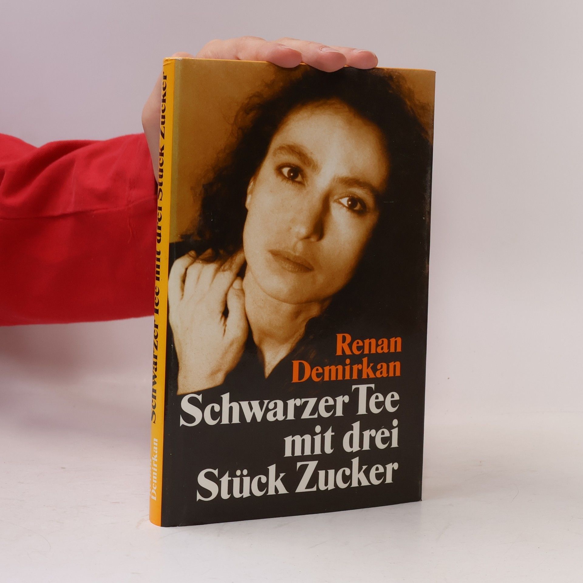 Renan Demirkan Schwarzer Tee mit drei Stück Zucker