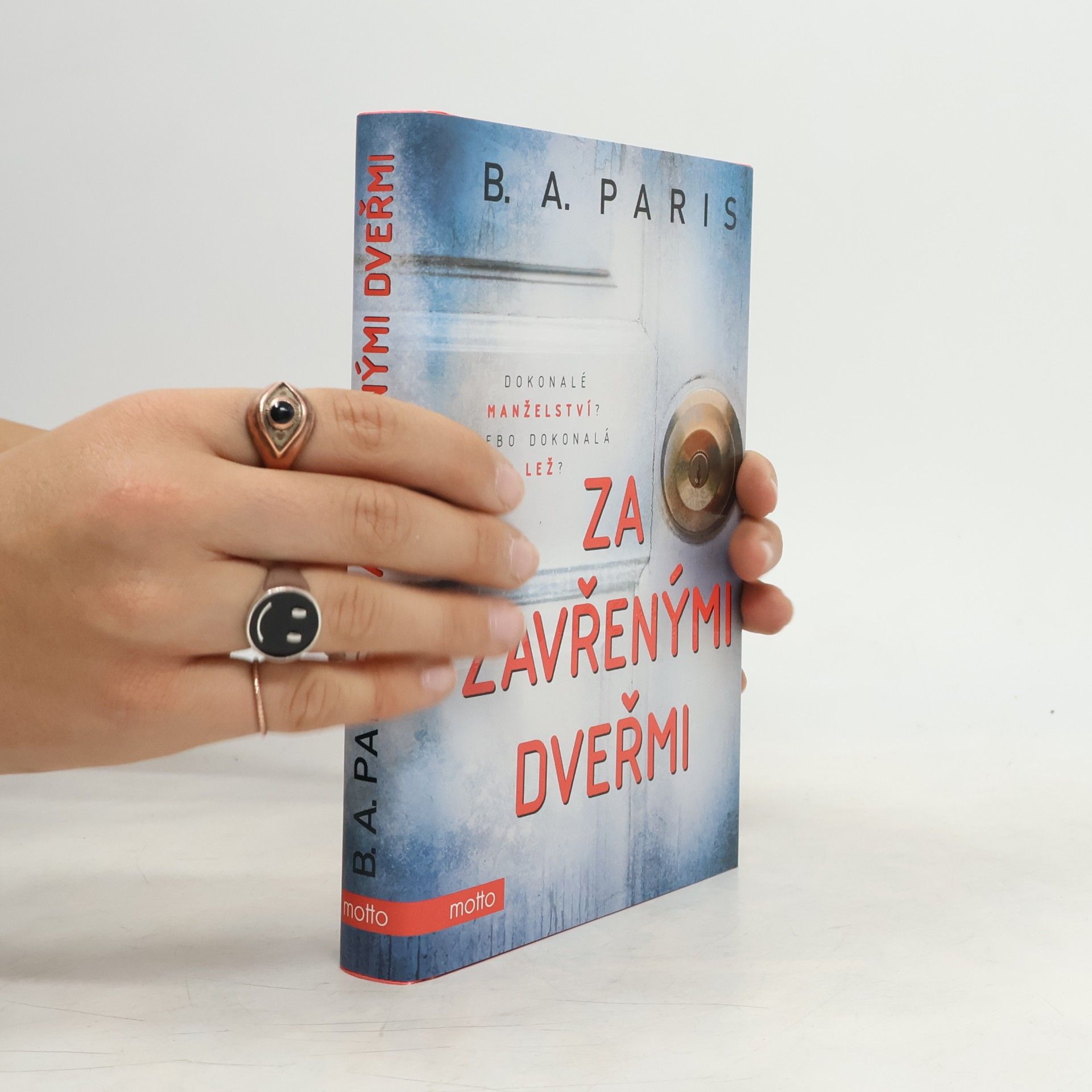 B.A. Paris Za zavřenými dveřmi