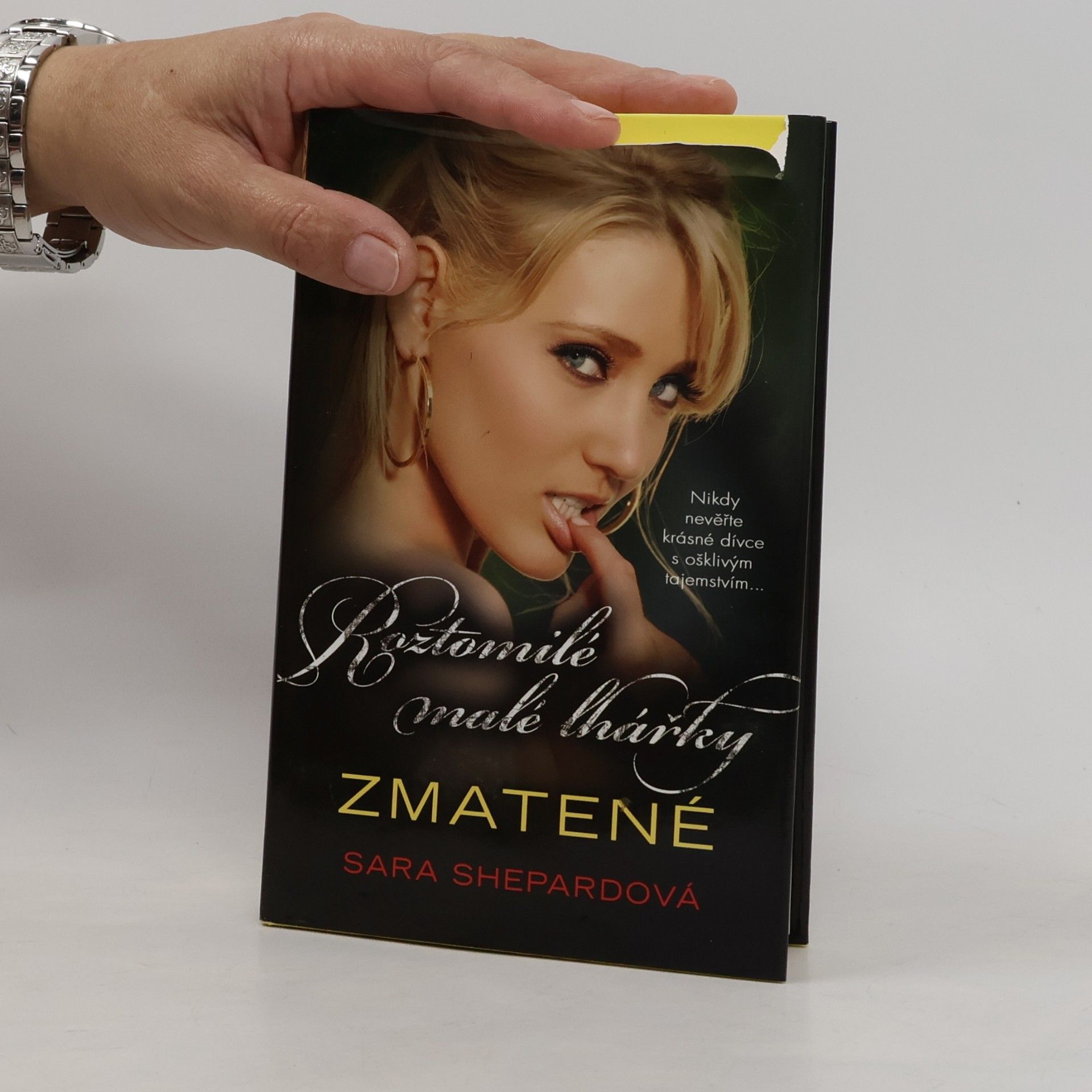 Sara Shepard Roztomilé malé lhářky: Zmatené