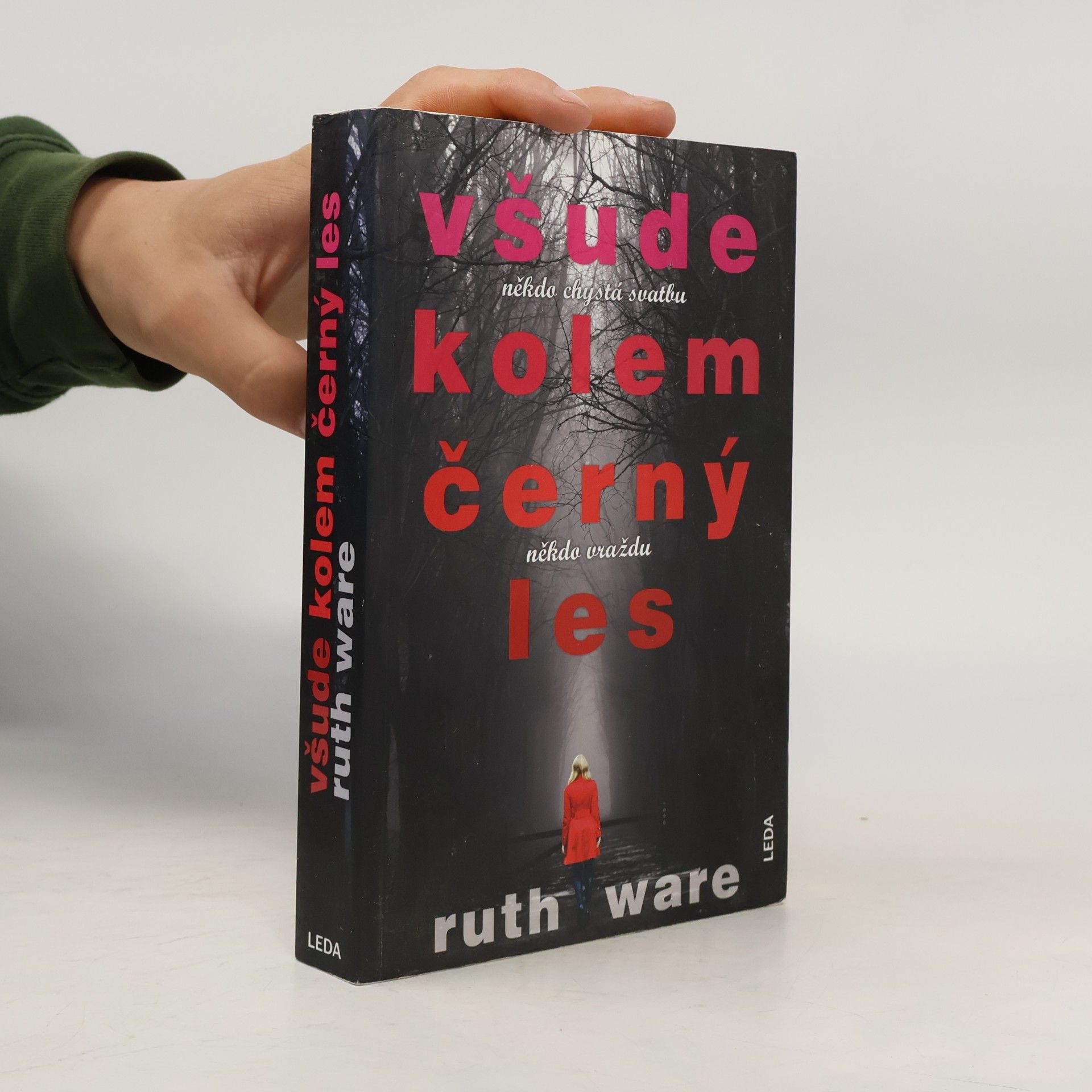 Ruth Ware Všude kolem černý les. Někdo chystá svatbu, někdo vraždu