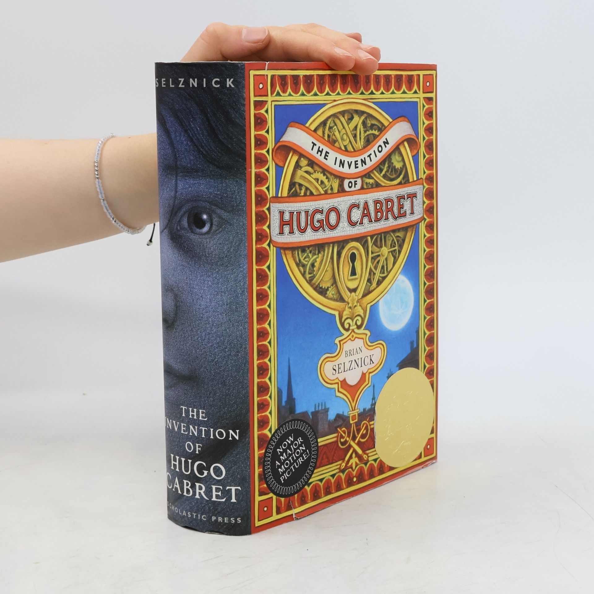 Brian Selznick The invention of Hugo Cabret : a novel in words and pictures
