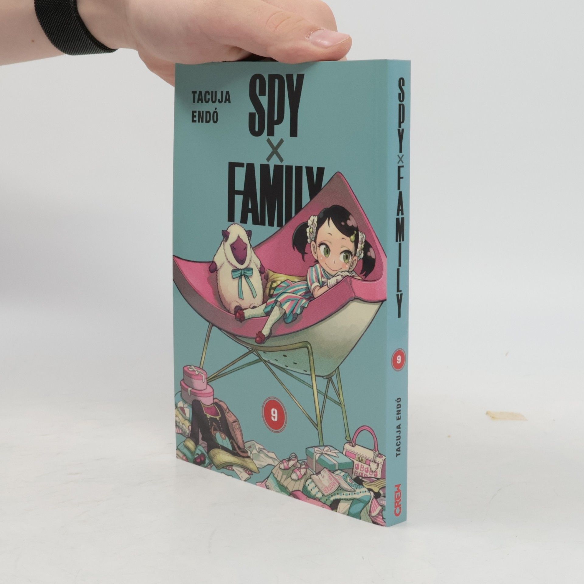 Tacuja Endó Spy x Family. 9