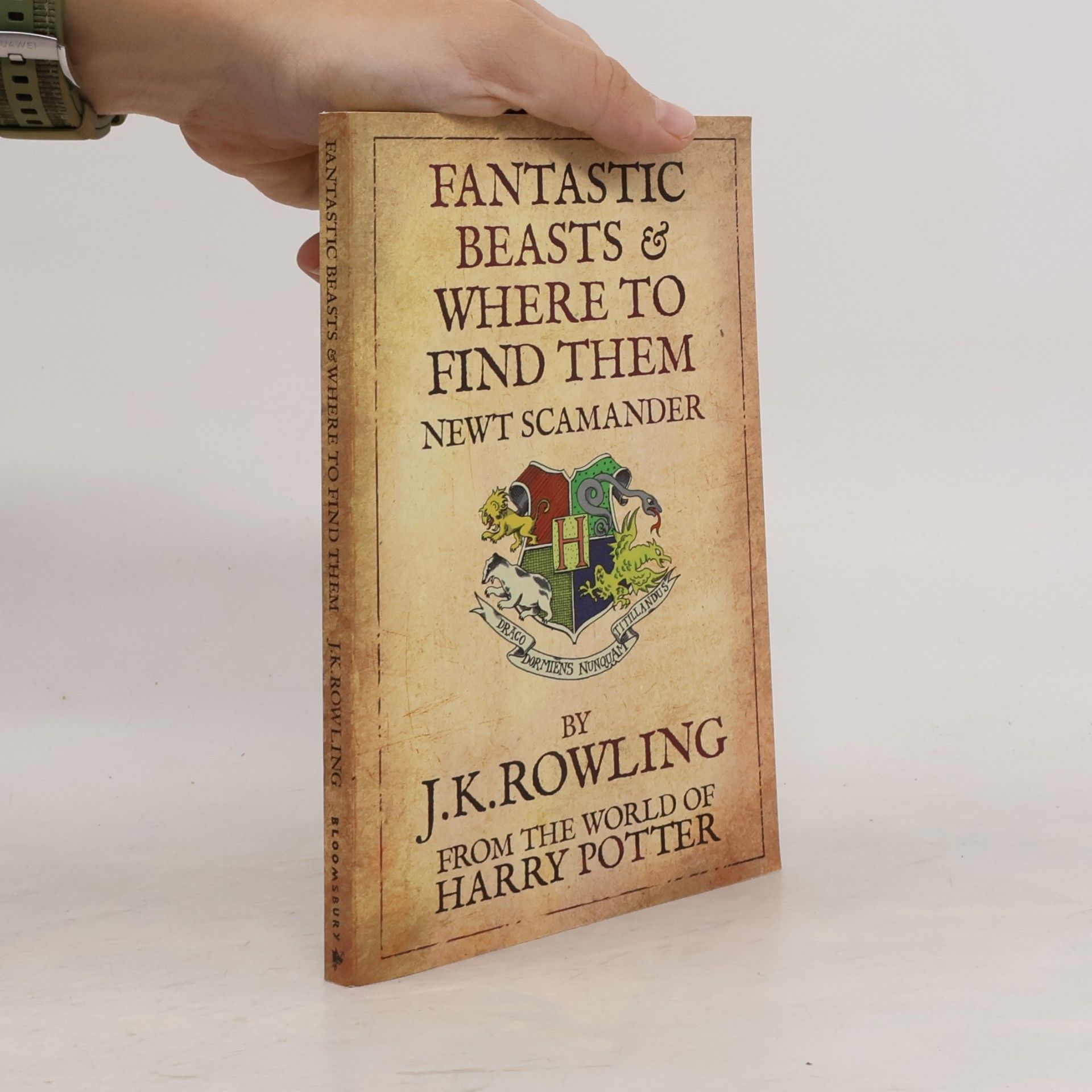 J. K. Rowling Fantastic beasts & where to find them : newt scamander