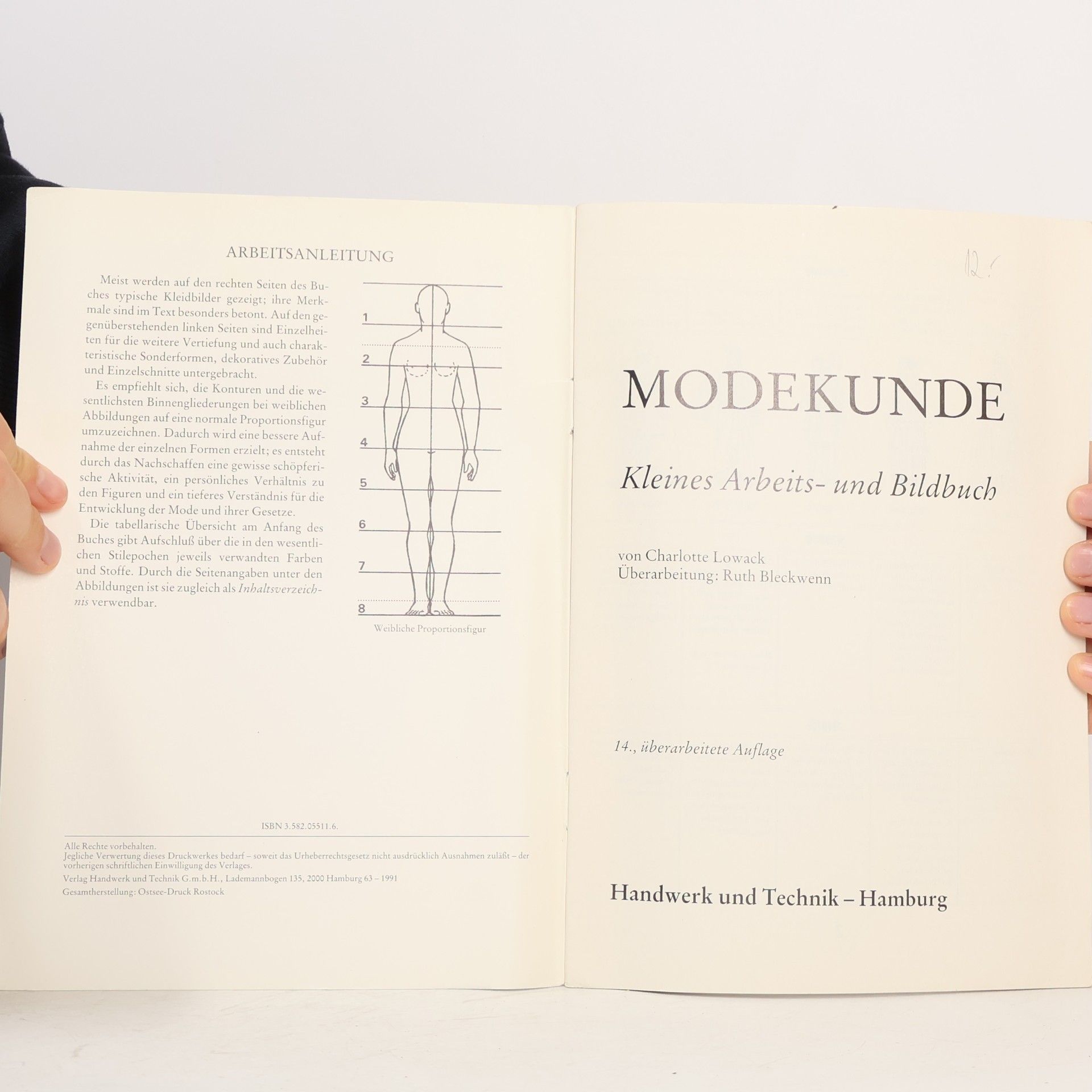 Charlotte Lowack Modekunde : Kleines Arbeits- und Bildbuch