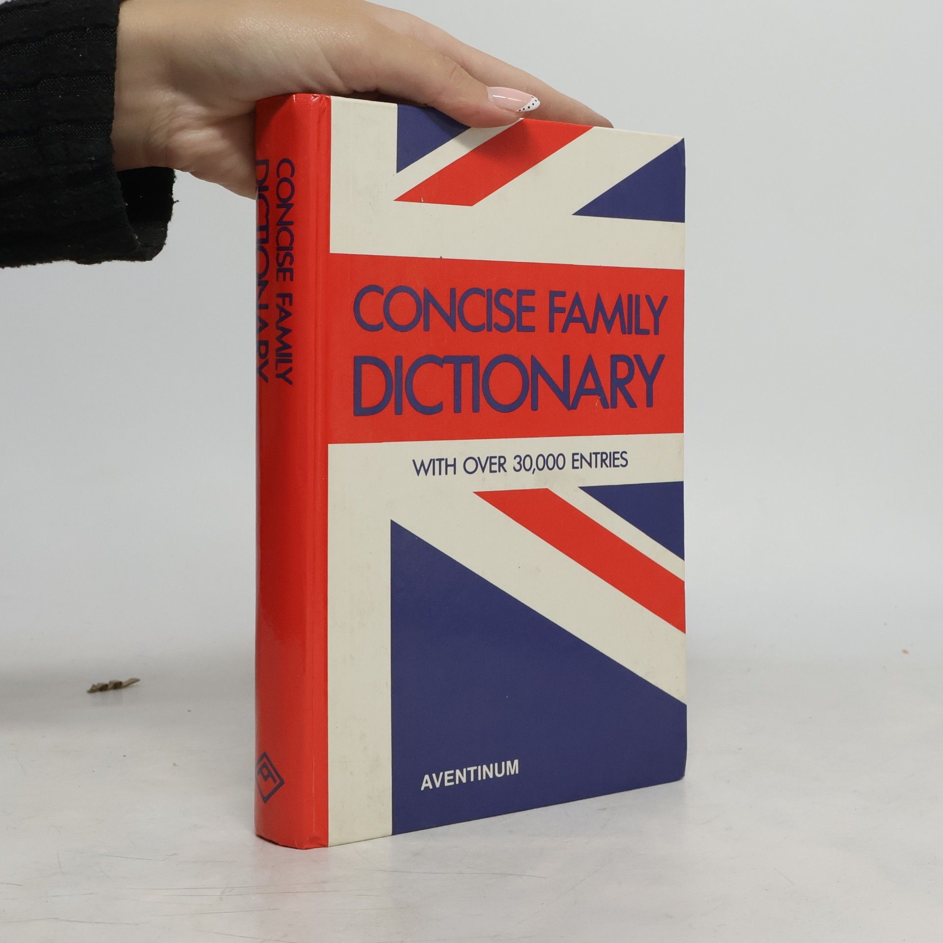 AA.VV. ConciseFamily Dictionary - with over 30000 entries (A4, lam, 506 s.)