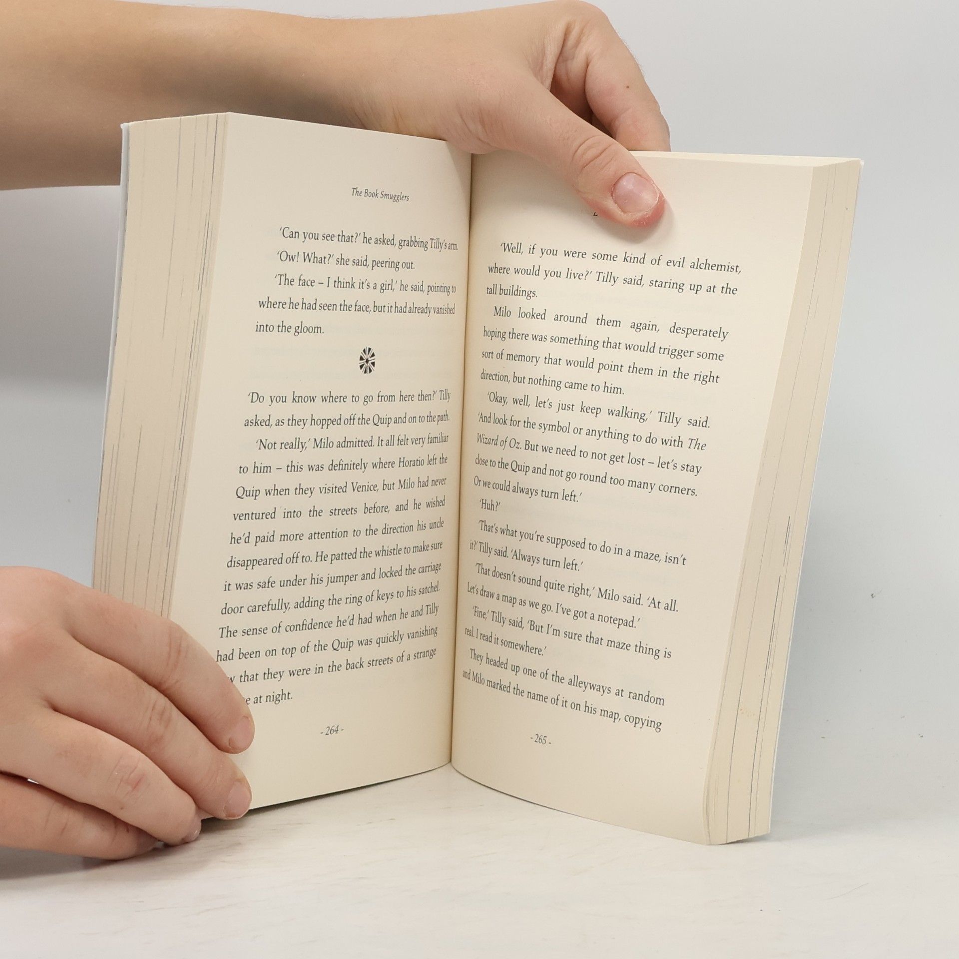 Anna James Pages & Co.: The Book Smugglers