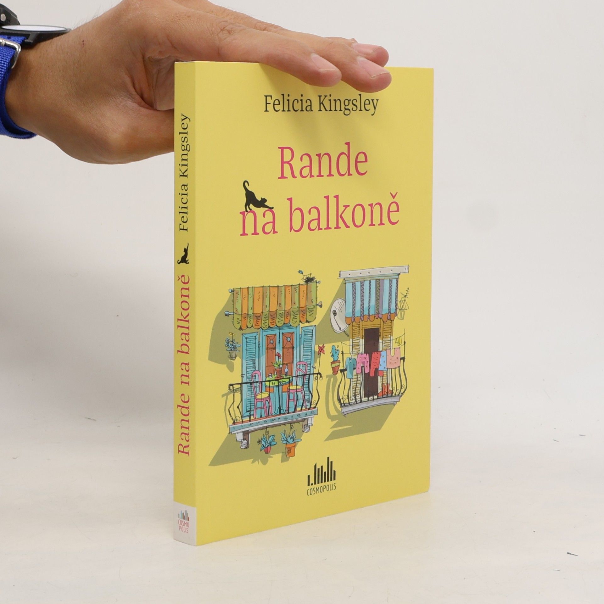 Felicia Kingsley Rande na balkoně