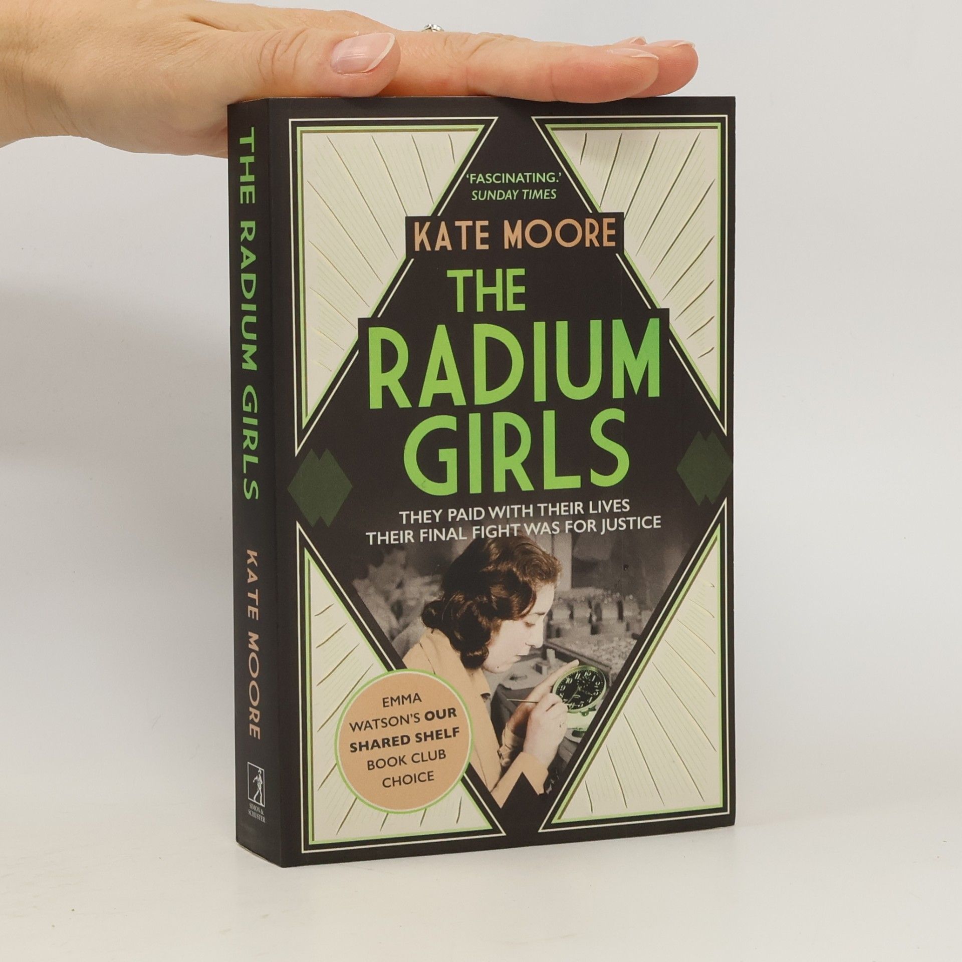 Kate Moore The radium girls : they paid with their lives, their final fight was for justice